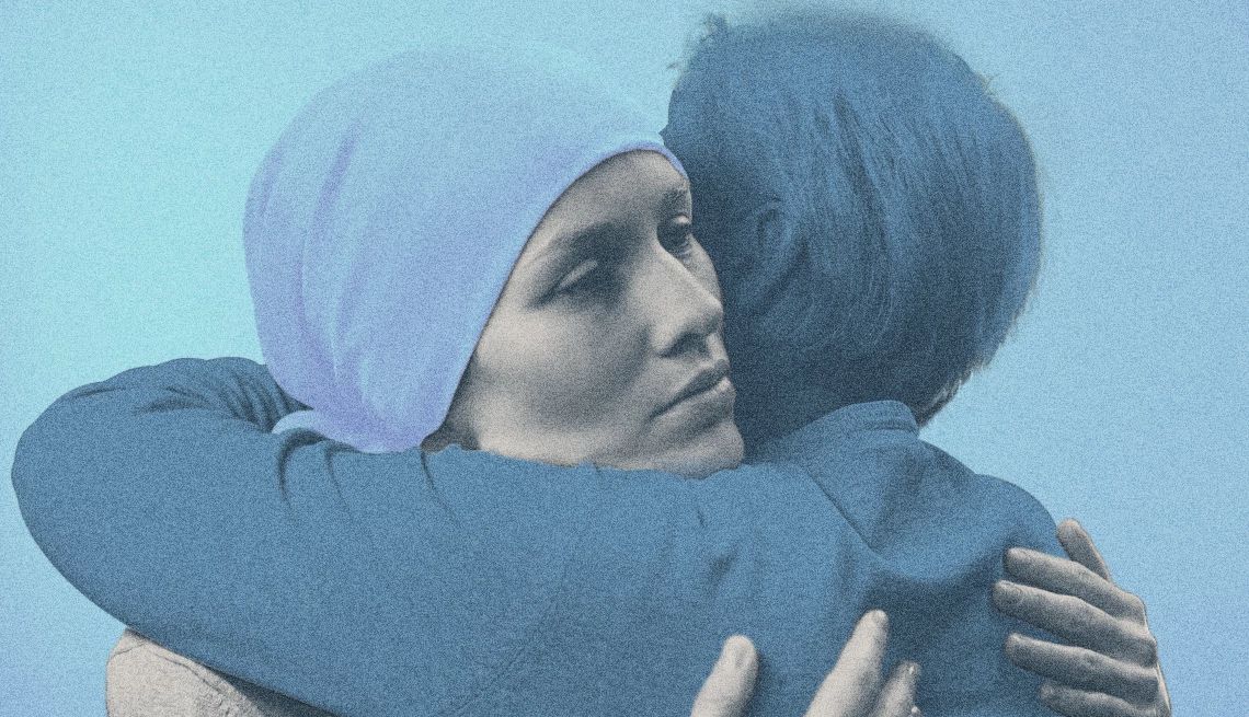 Ilustración de una madre abrazando a una hija adulta que padece cáncer