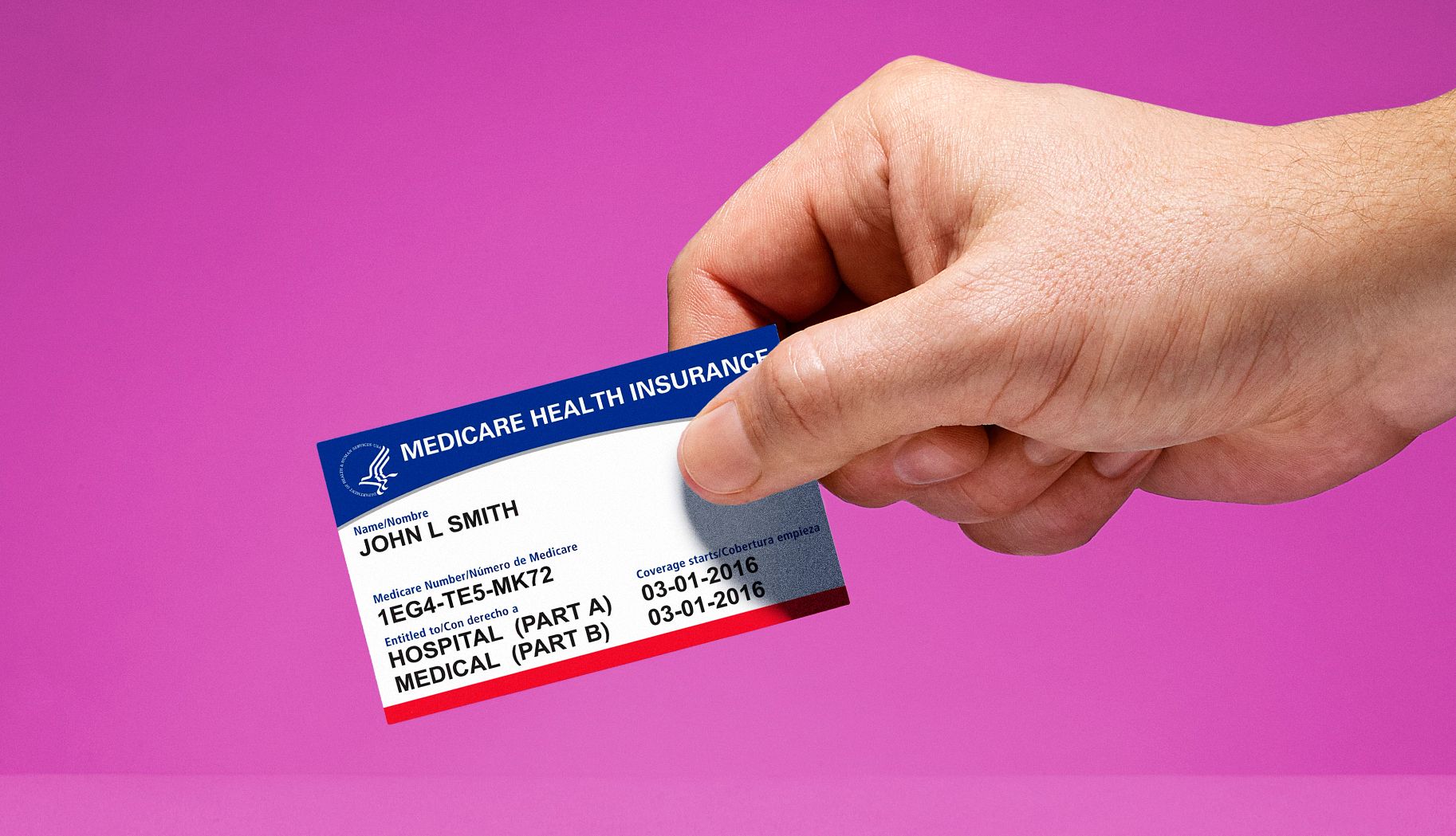 Una persona sostiene una tarjeta de Medicare Una persona sostiene una tarjeta de Medicare