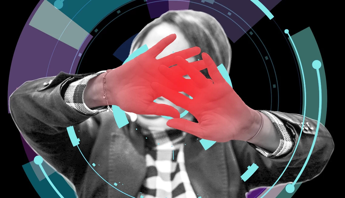 persona bloqueando su rostro frente a una cámara