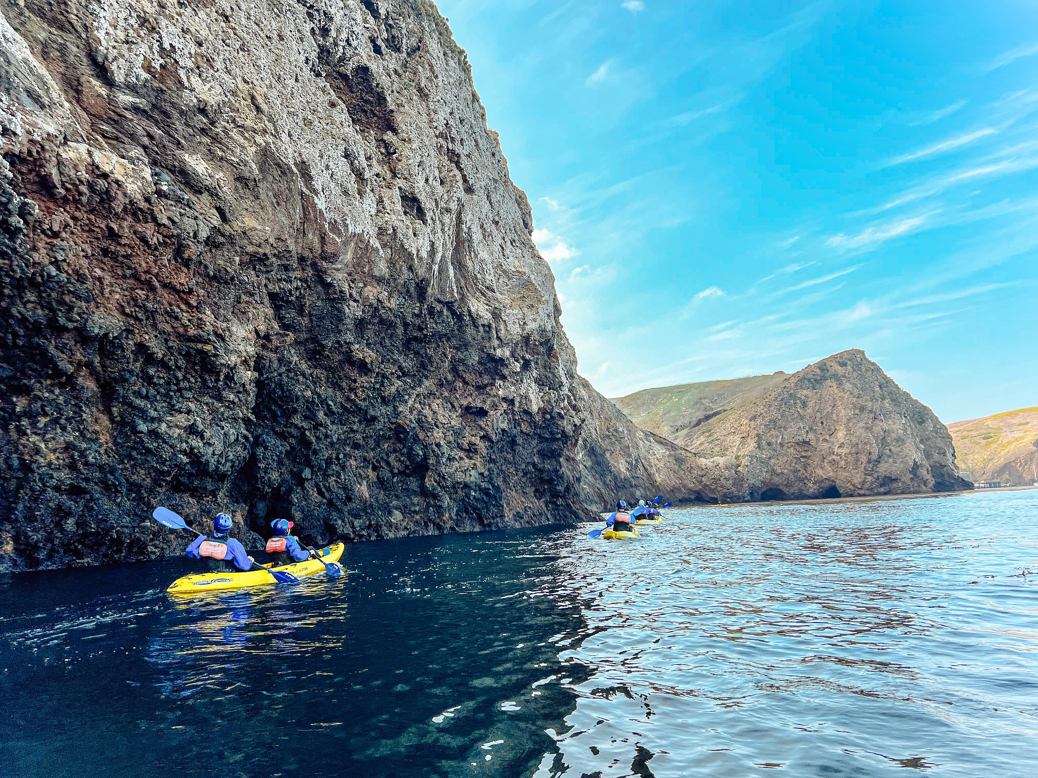 Kayakistas recorren acantilados y cuevas marinas