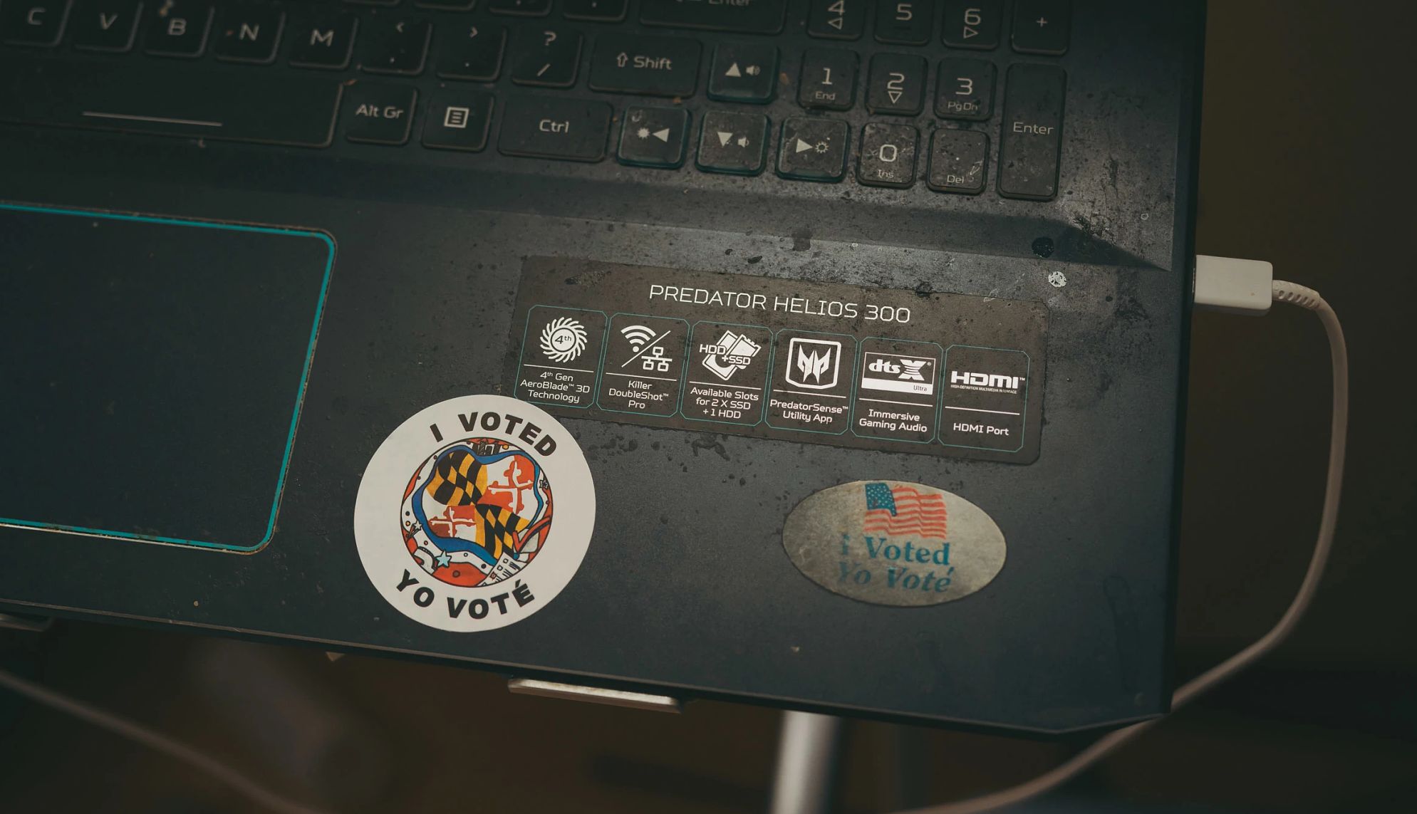La computadora de Miller tiene dos pegatinas de 'Yo voté' bastante gastadas.