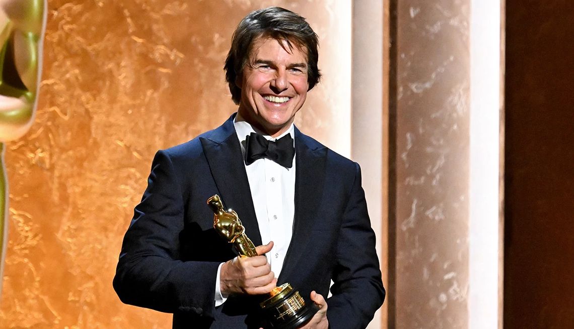 Hollywood Icon Tom Cruise Receives His First Oscar hollywood-icon-tom-cruise-receives-his-first-oscar