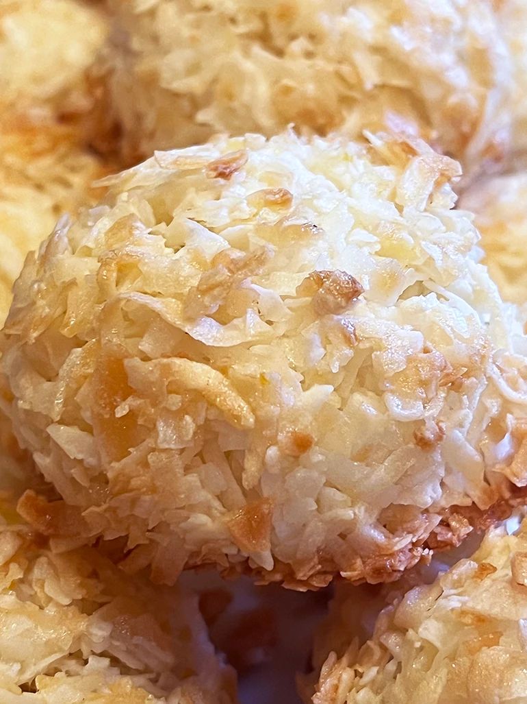 these lemon macaroons are inspired by a trip to Italy lemon macaroons