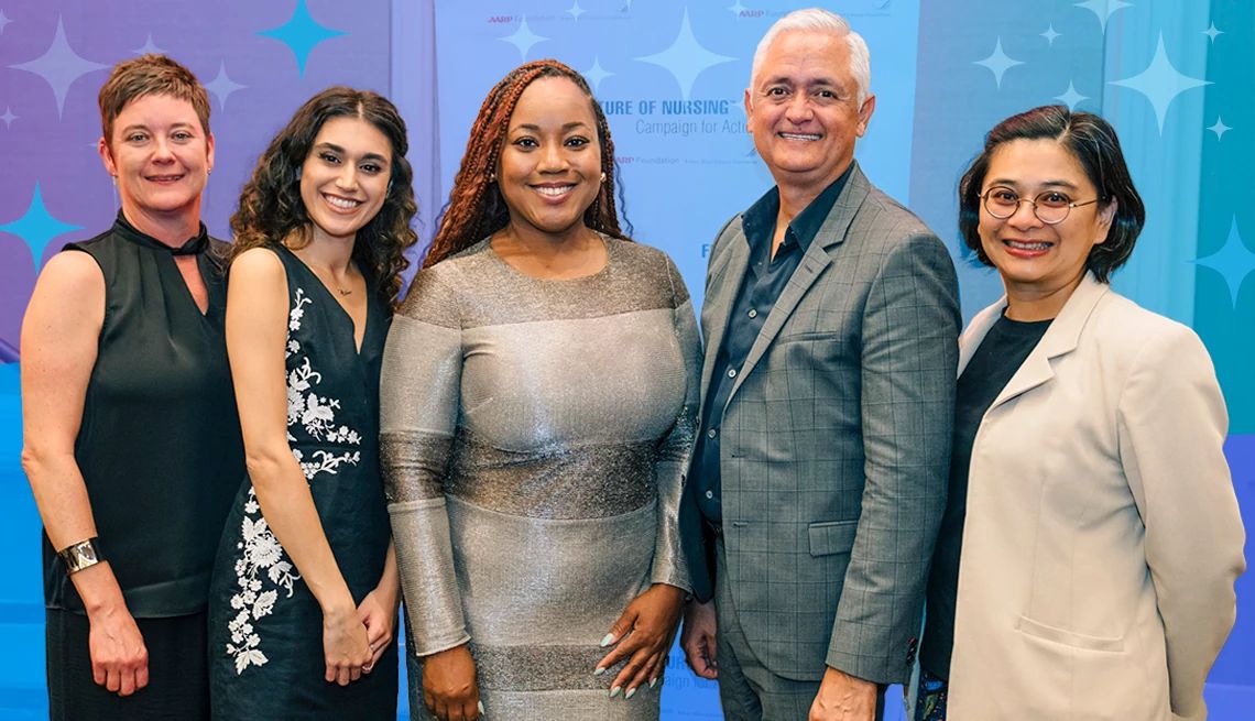 Los galardonados con el premio de Equity-Minded Nurse del 2024 de pie frente a un fondo azul