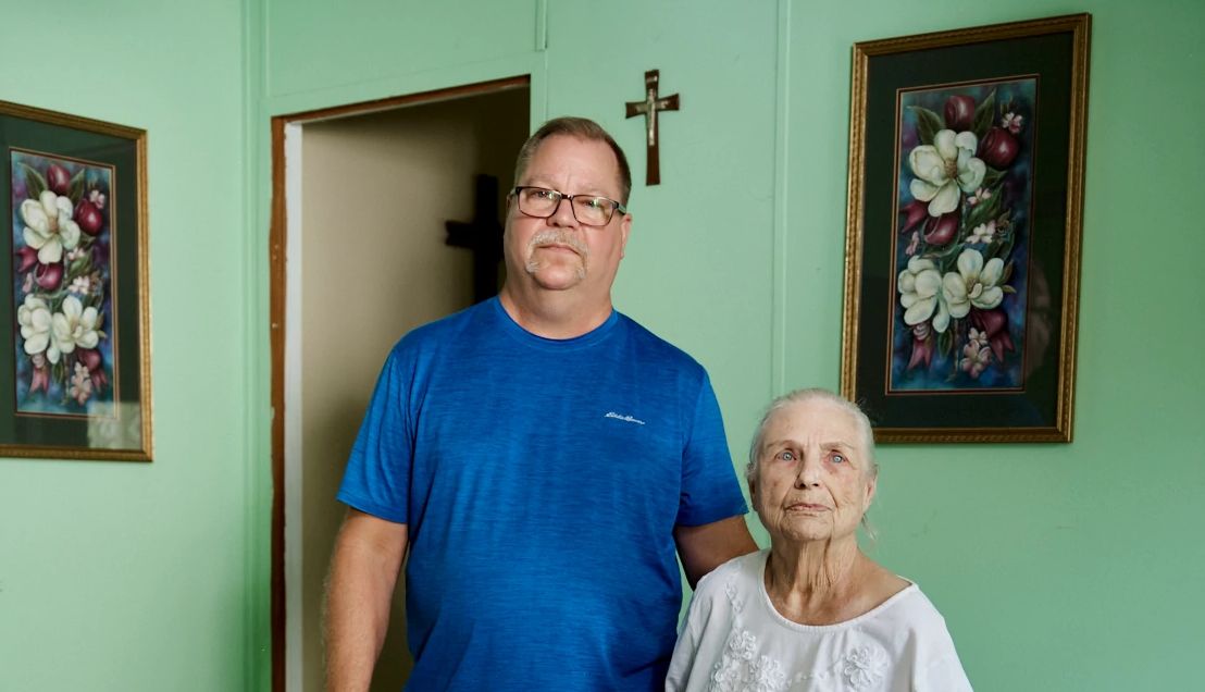Los cambios inminentes a Medicaid podrían perjudicar a estos adultos mayores en el país. Aquí te explicamos cómo Chris Fertitta y su madre, Emily, en su casa en Marthaville, Luisiana.