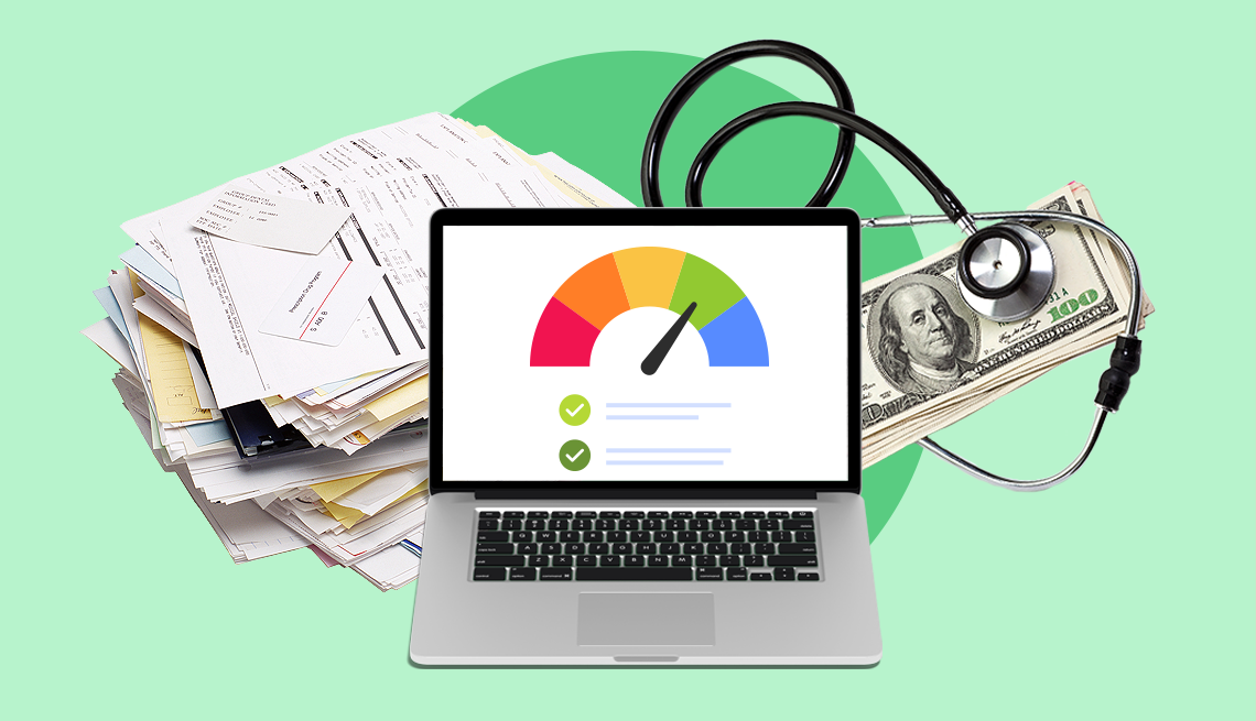 una computadora portátil abierta mostrando una página de puntuación crediticia, rodeada de facturas médicas, billetes de cien dólares y un estetoscopio.