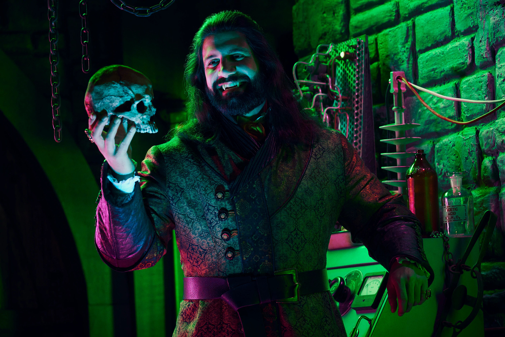 Kayvan Novak como Nandor en "What We Do in the Shadows". 