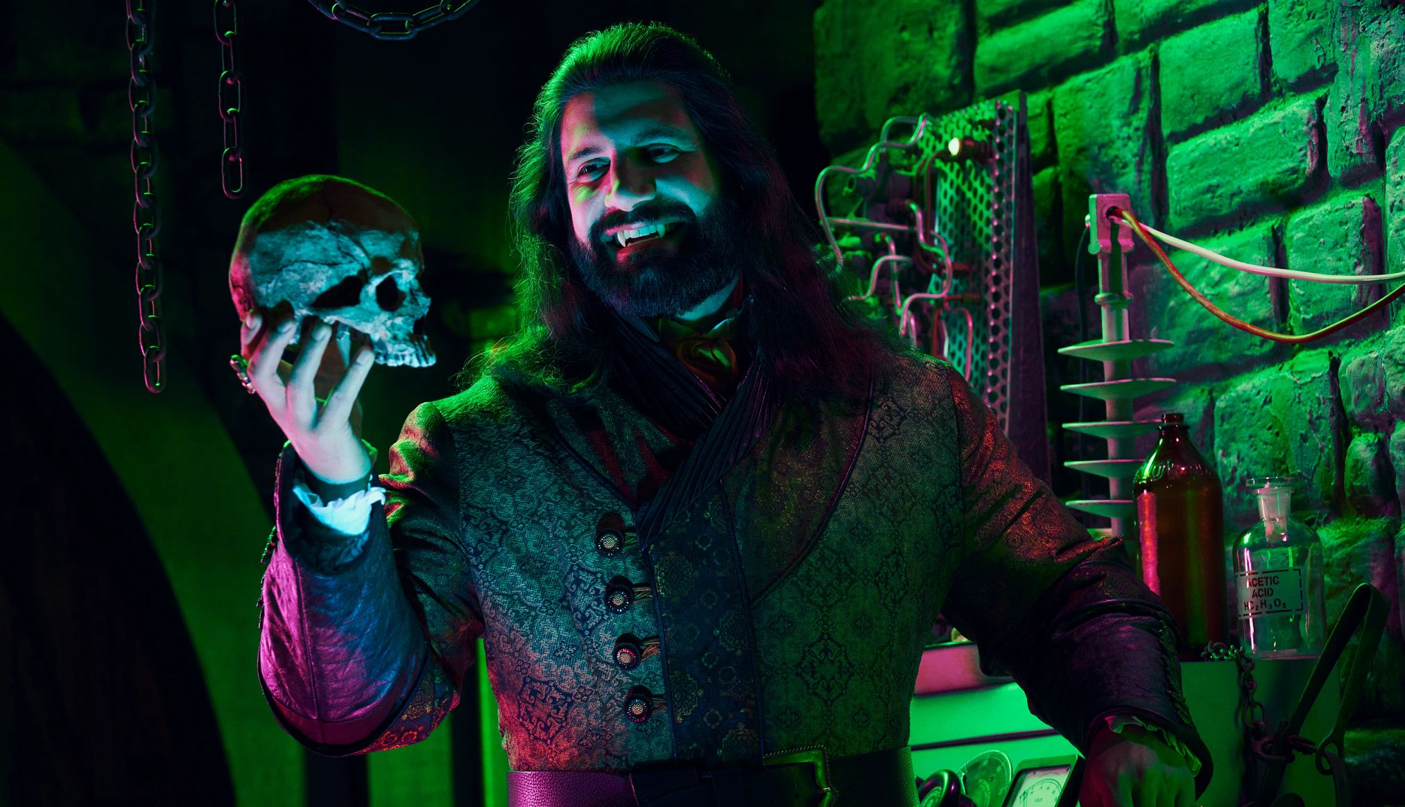 Kayvan Novak como Nandor en "What We Do in the Shadows".