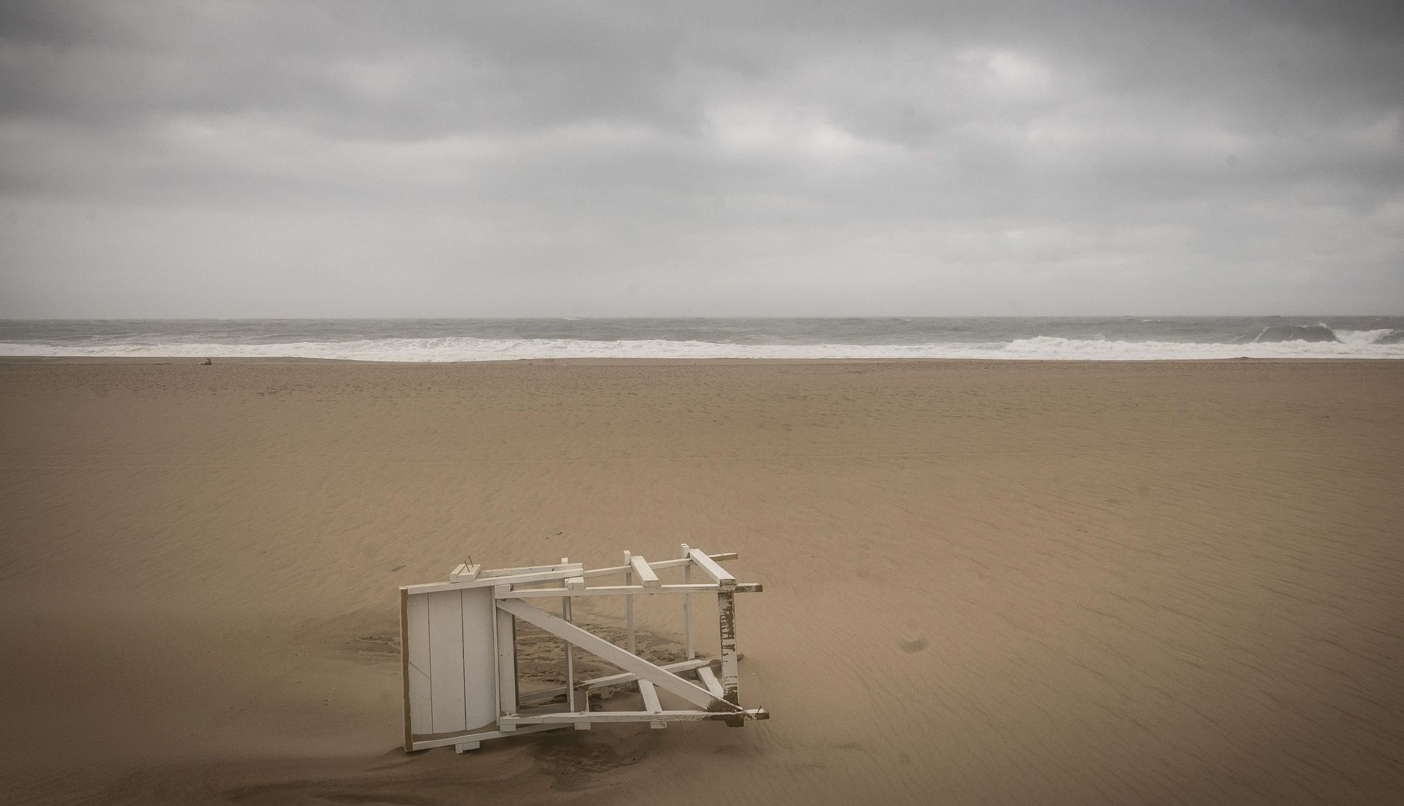 Una silla de salvavidas volcada en una playa