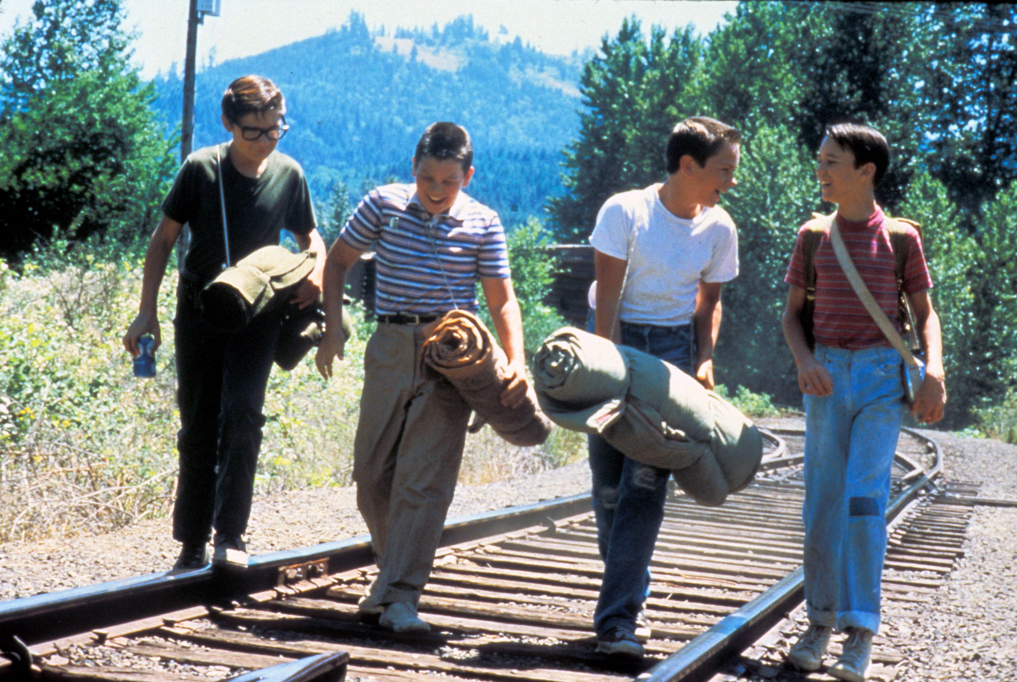 corey feldman, jerry o'connell, wil wheaton, river phoenix in a scene from stand by me