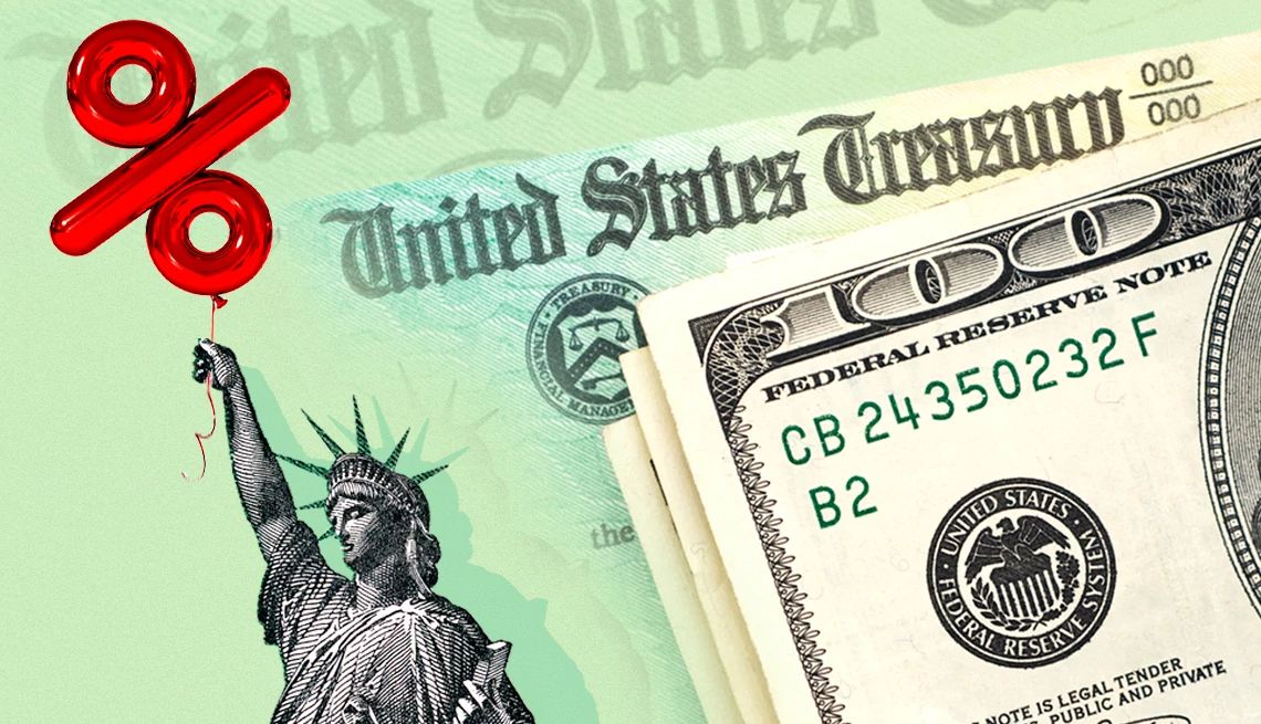 Compra letras el Tesoro la estatua de la libertad sosteniendo un símbolo de porcentaje con dinero a su alrededor