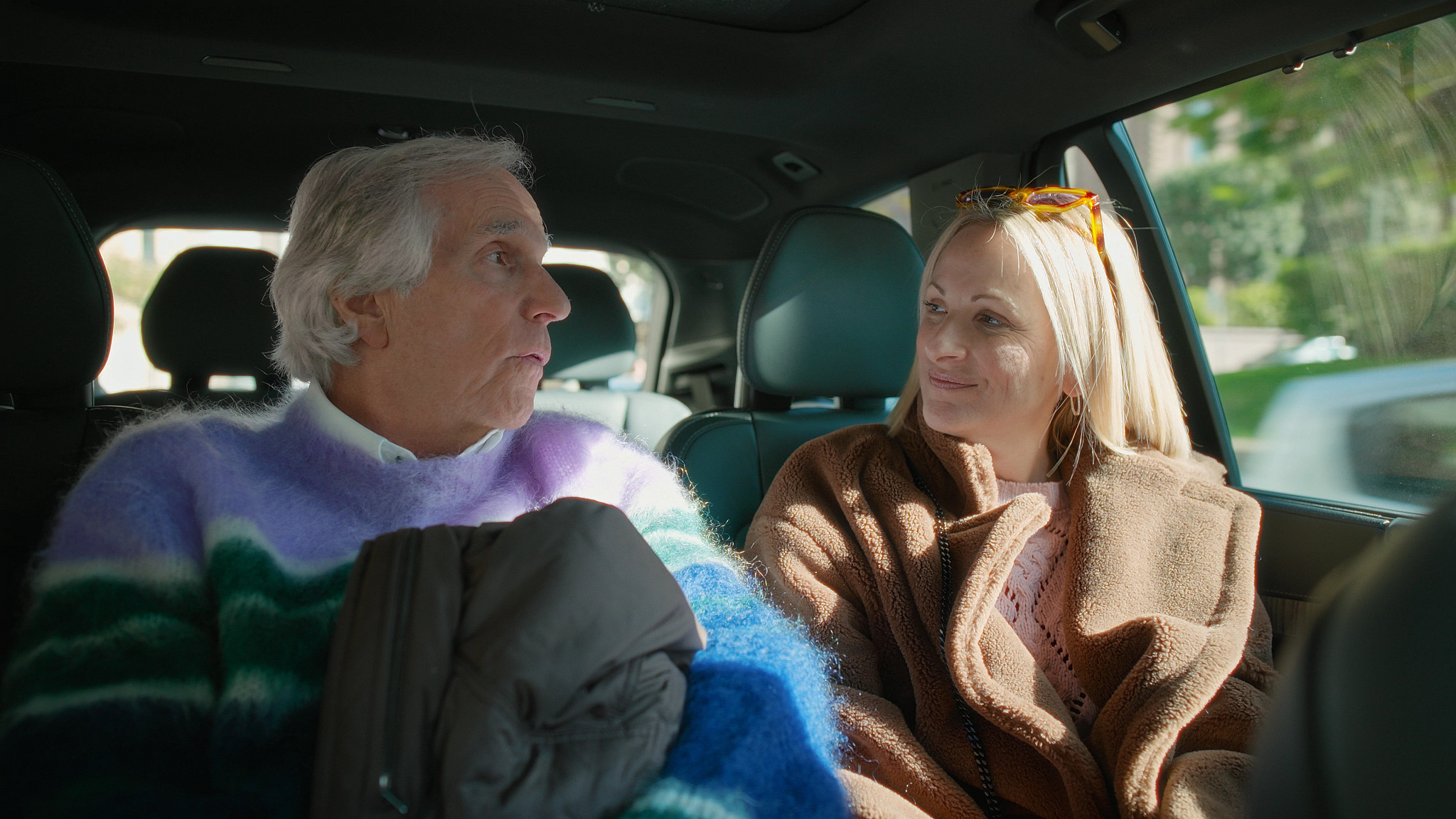 Henry Winkler and Marlee Matlin have a convesation inside a car.