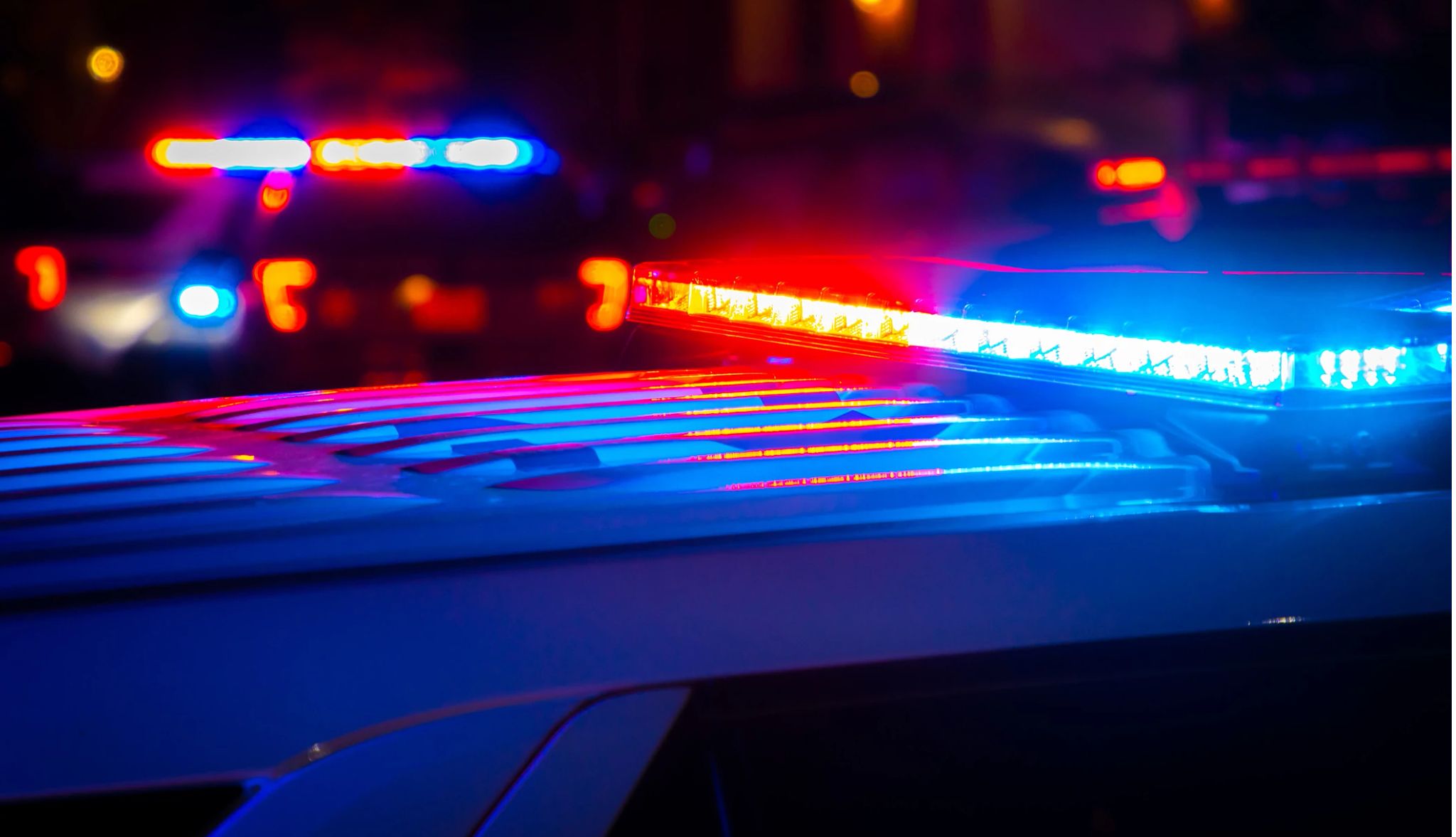 Luces de policía rojas y azules cerca de un accidente de automóvil en una ciudad por la noche