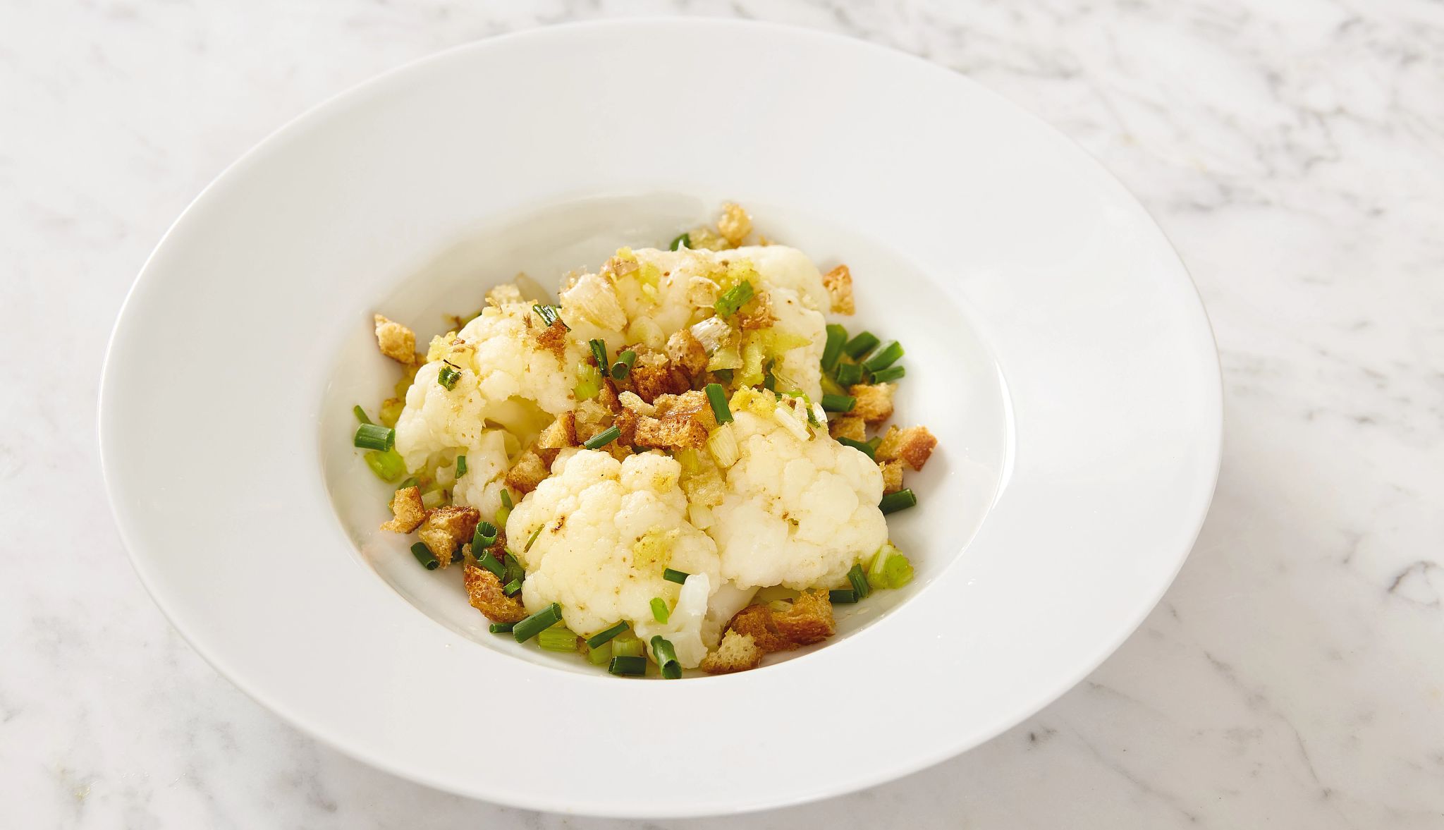 Cauliflower and crumbs recipe Cauliflower and crumbs in bowl