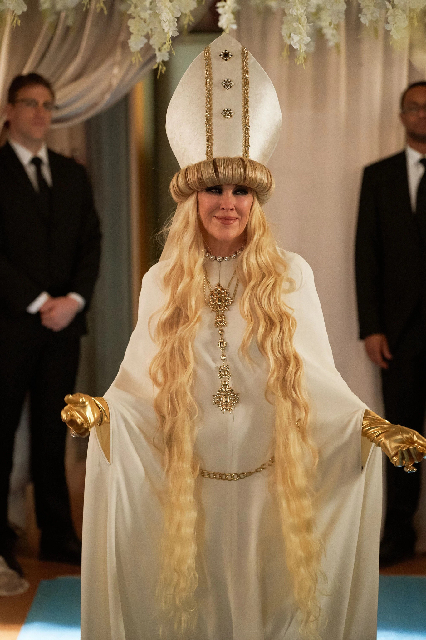 catherine o'hara in a pope outfit