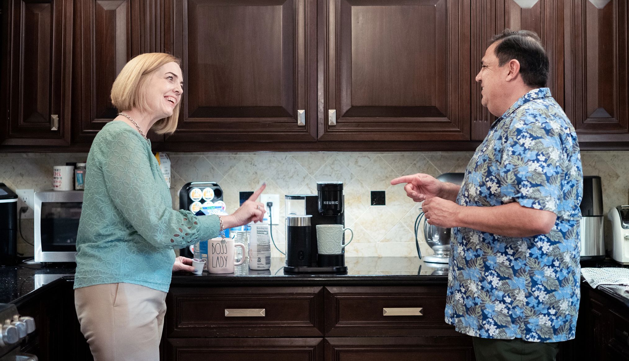 Donna Tovalin comparte una taza de café con su esposo Jaime Tovalin.