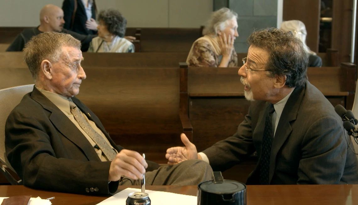 Michael Peterson and David Rudolf talking to each other in a courtroom in The Staircase