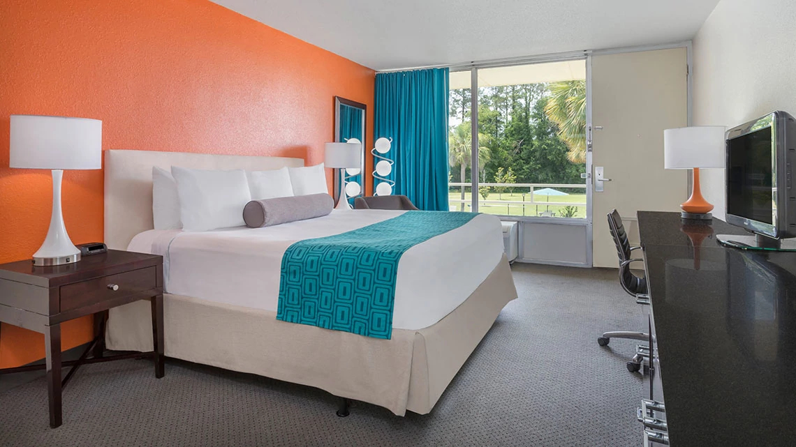 Howard Johnson® by Wyndham One-bedroom king interior at Howard Johnson property
