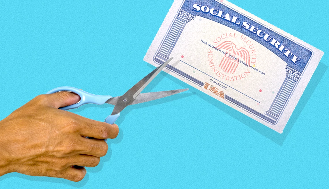 ¿El Seguro Social seguirá siendo solvente? Una mano que sostiene unas tijeras cortando una tarjeta de seguridad social