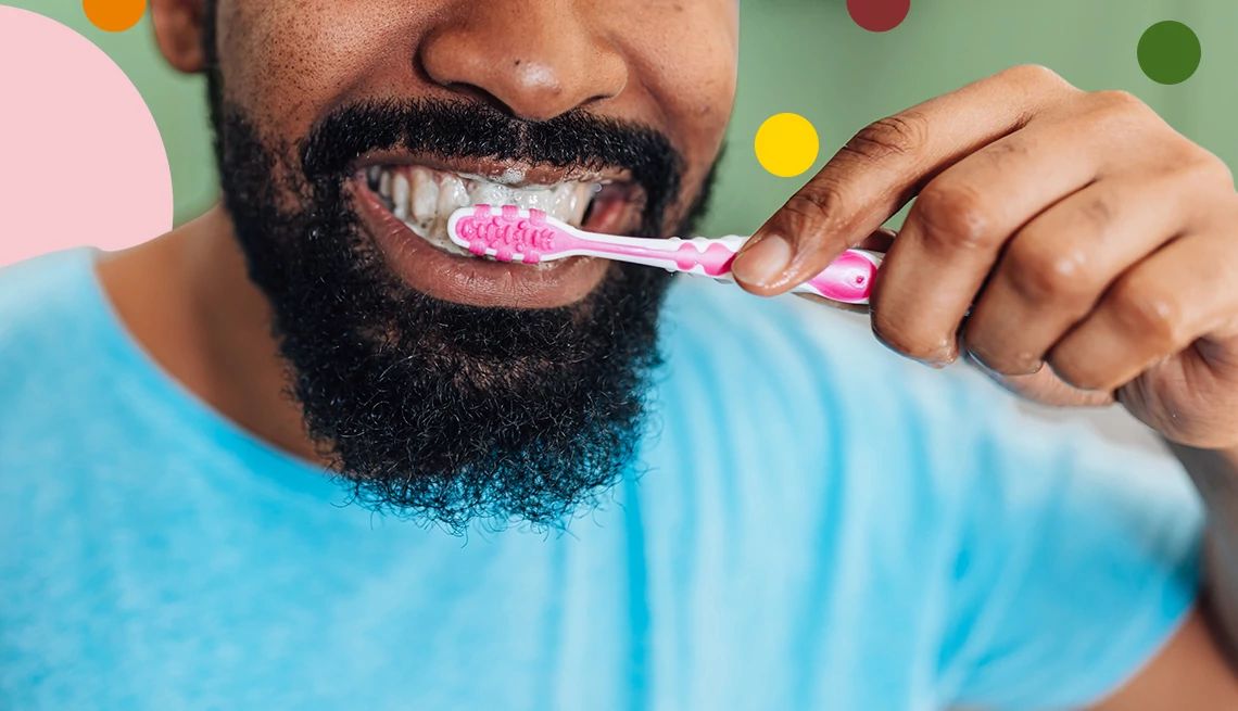 Un hombre lavándose los dientes