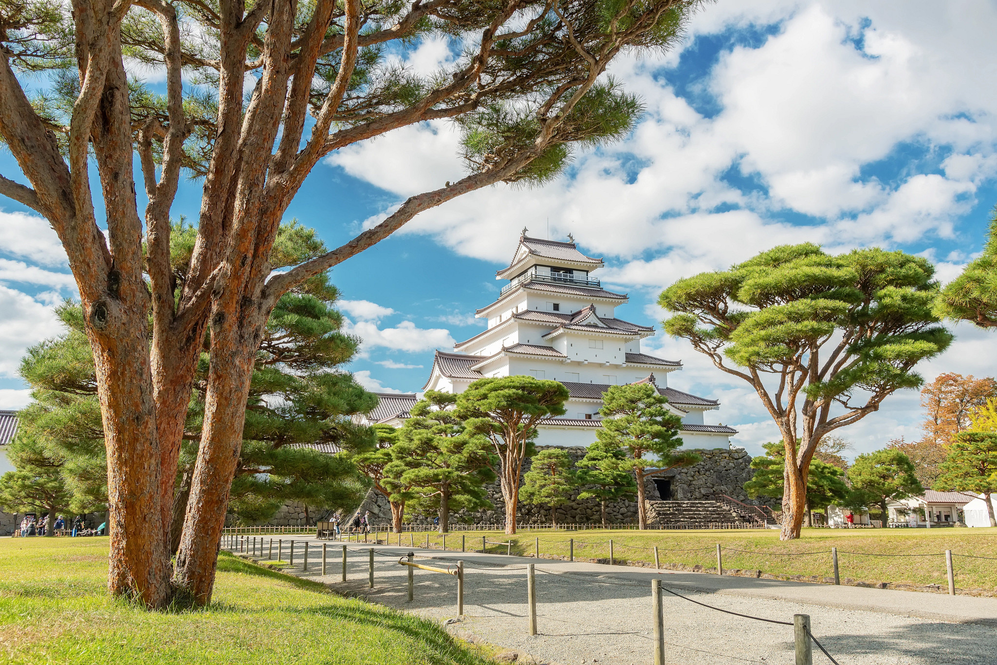 Un edificio con arquitectura japonesa rodeado de árboles.