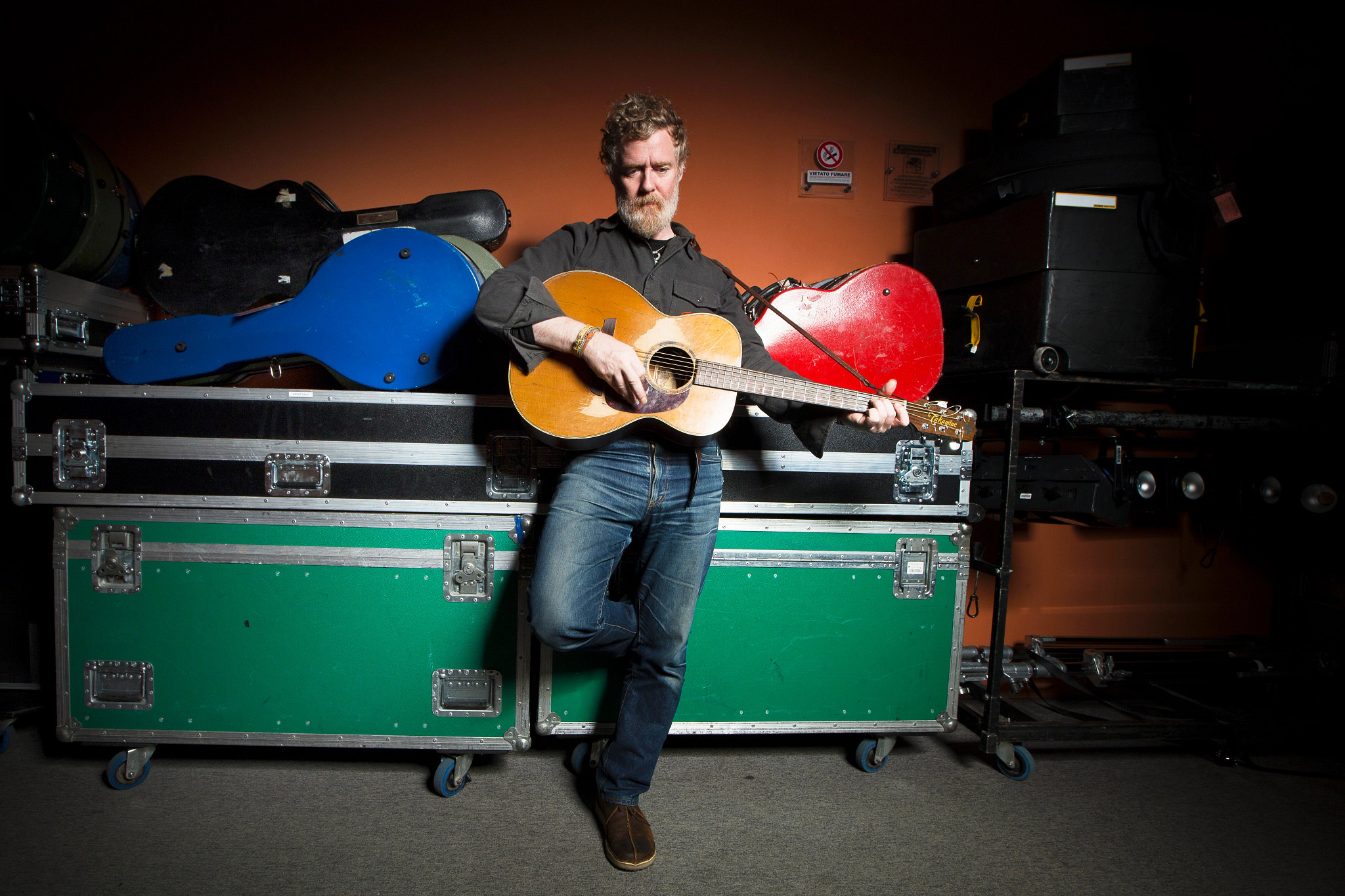 glen hansard poses with a guitar