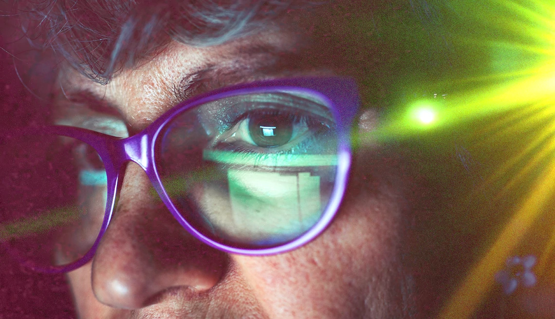 Flashes and Flickering Light in Eye bright light shining behind woman in glasses