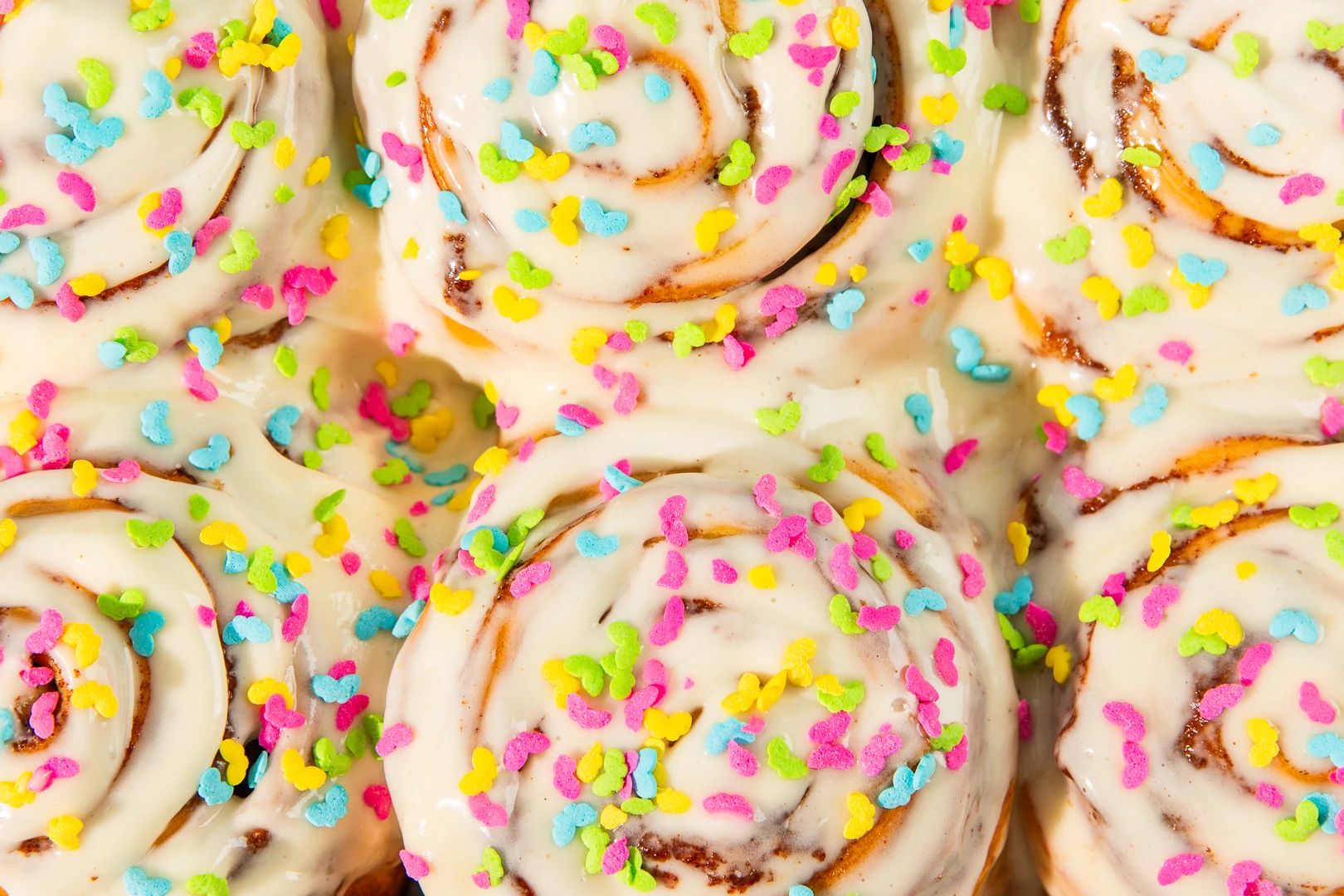 Cinnabon con glaseado de vainilla y chispas de caramelo