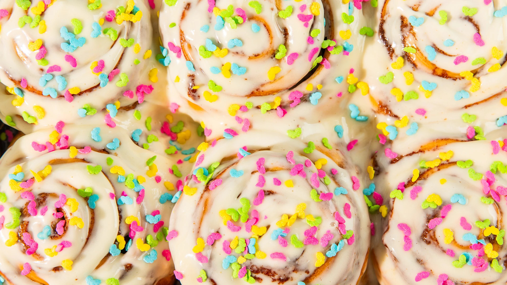 Cinnabon con glaseado de vainilla y chispas de caramelo