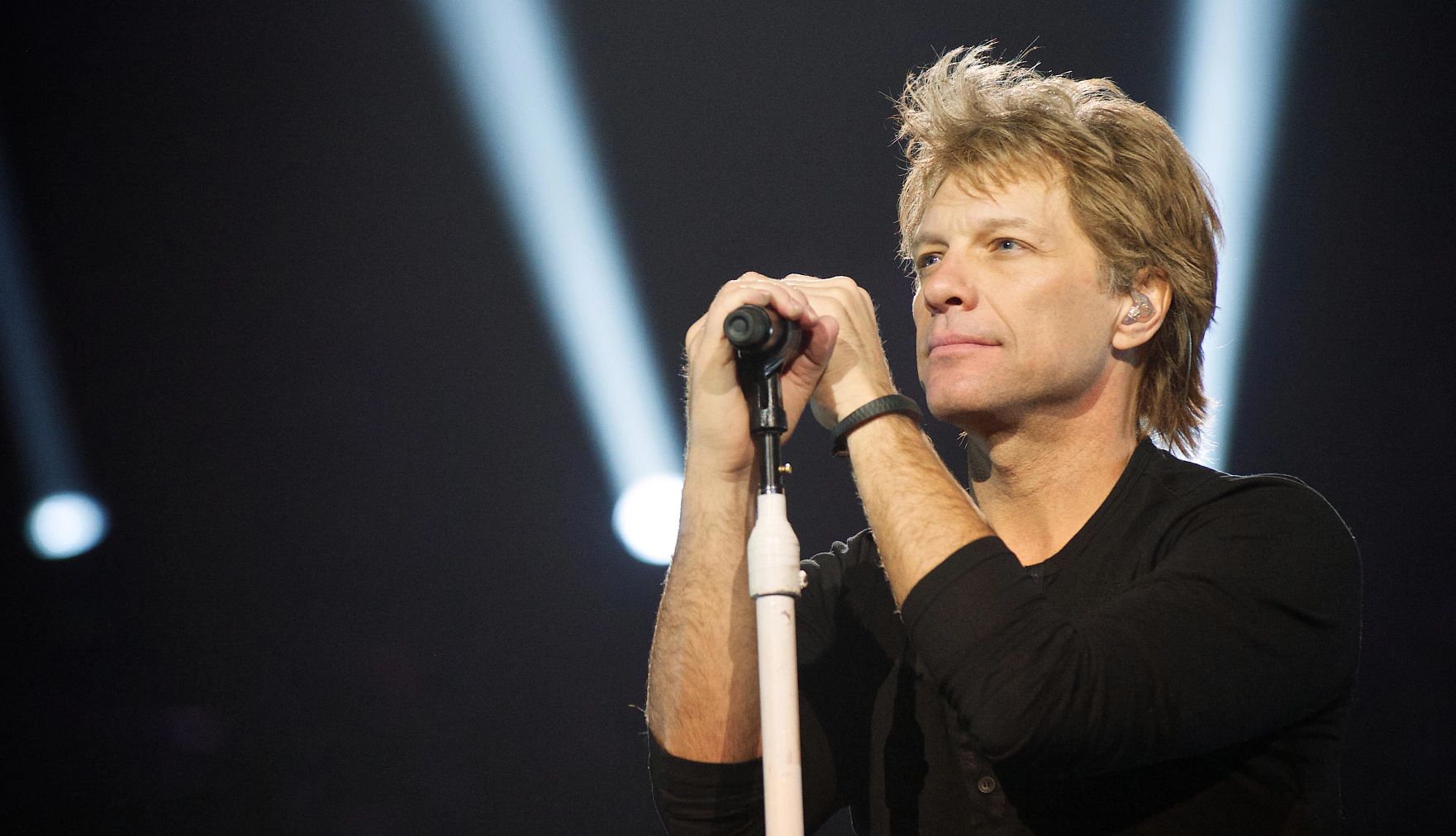 Jon Bon Jovi presentándose en el American Airlines Center de Dallas.