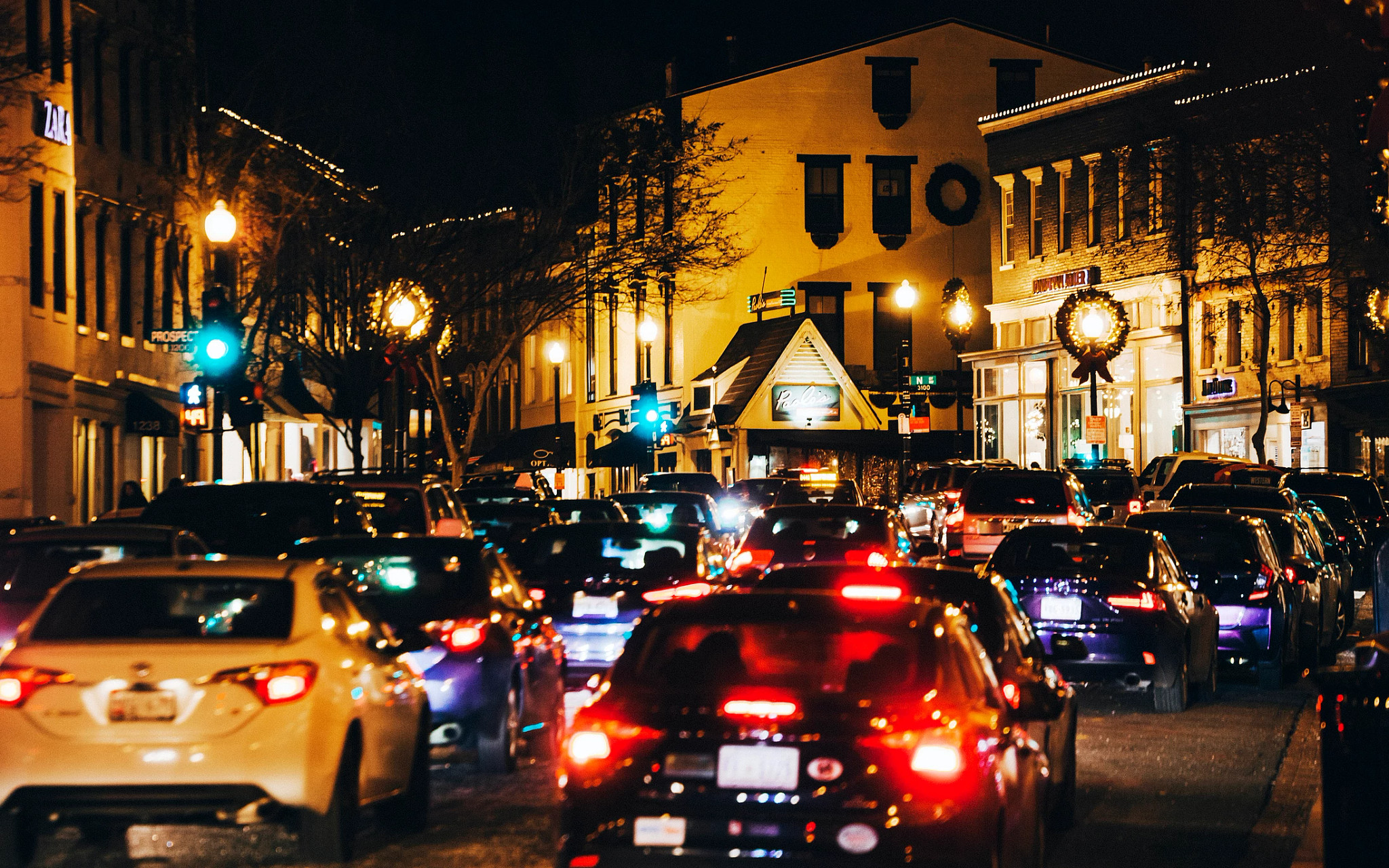 Tráfico durante Navidad en Georgetown, Washington D.C., EE.UU.