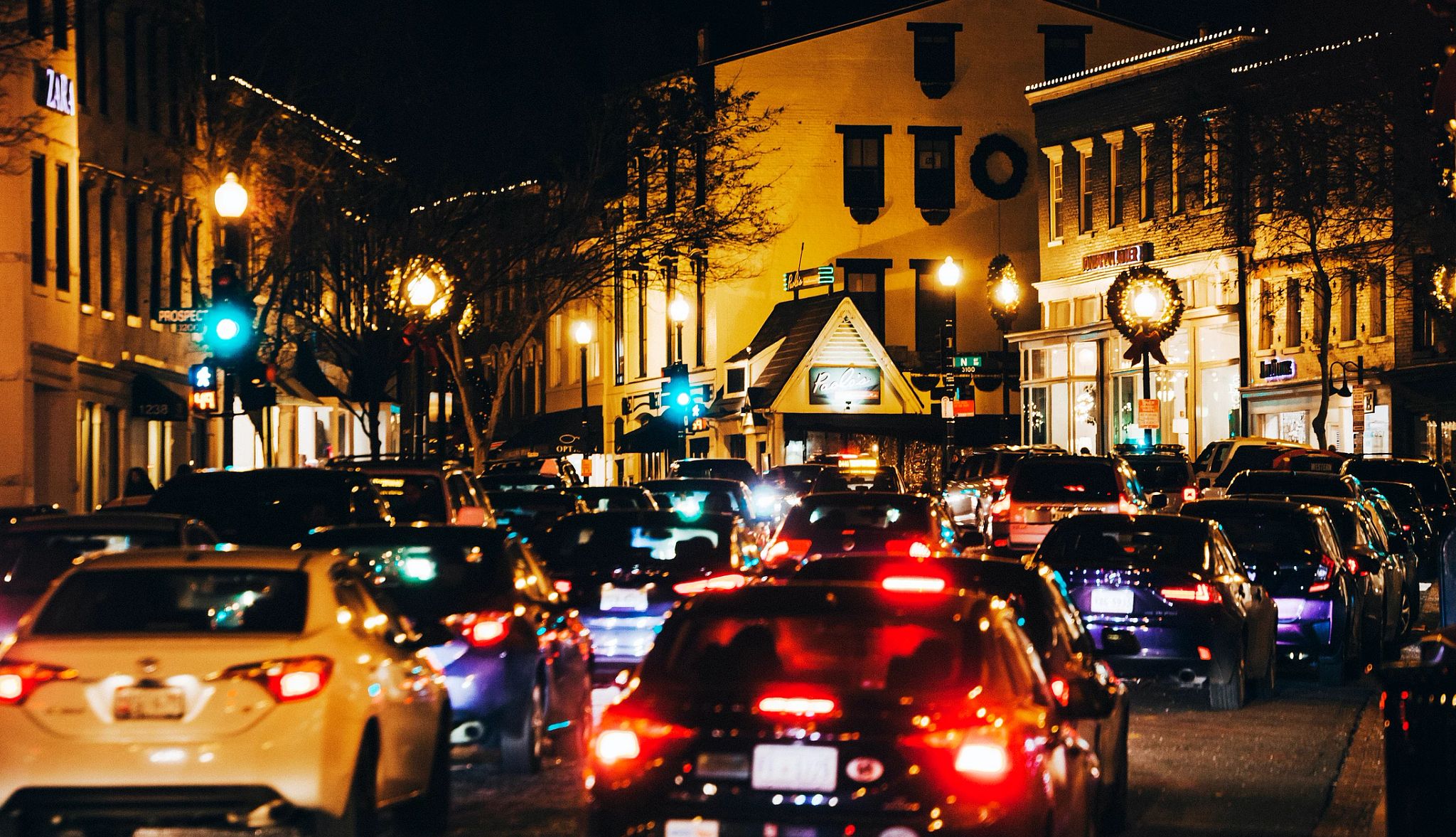 Tráfico durante Navidad en Georgetown, Washington D.C., EE.UU.