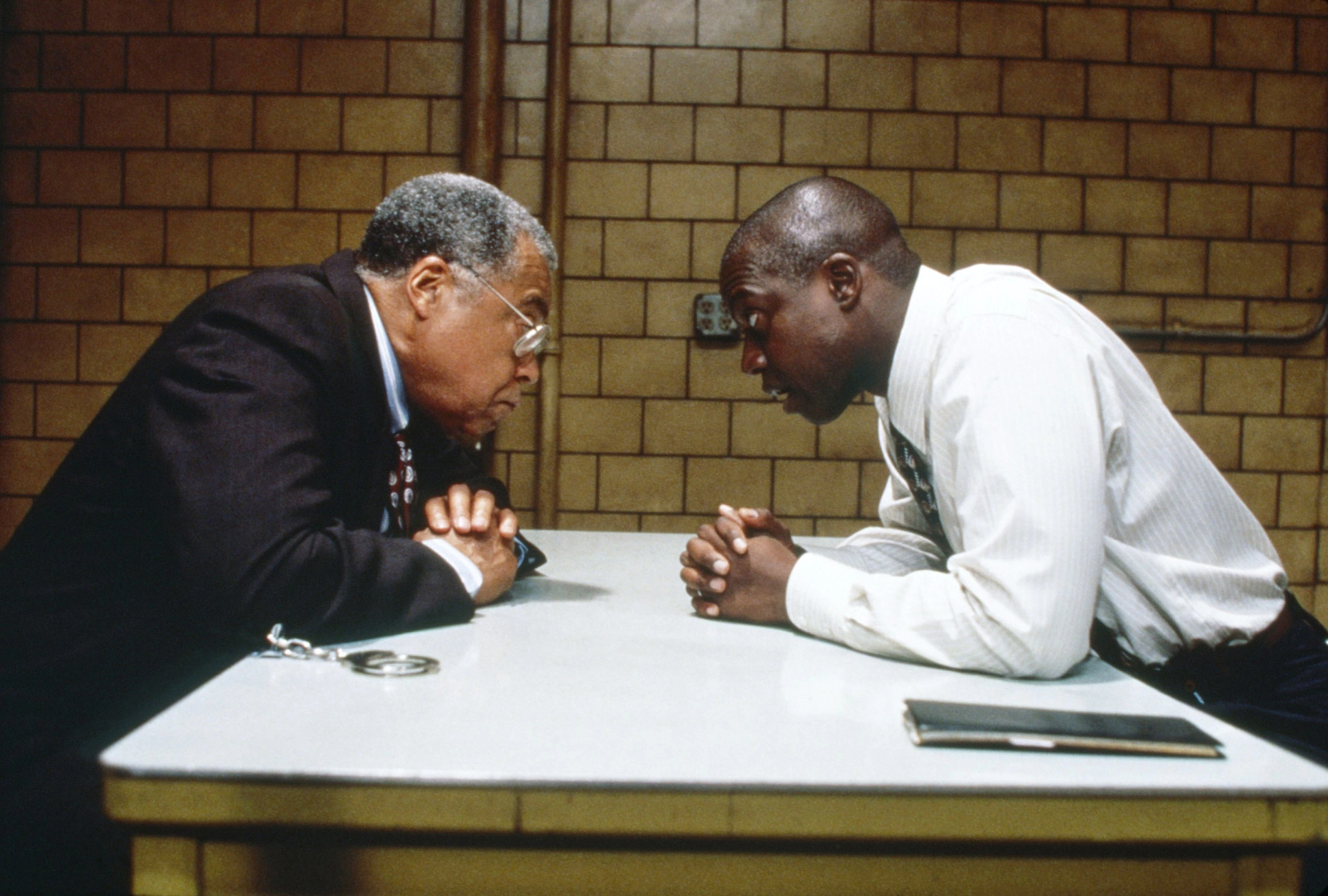 James Earl Jones y Andre Braugher en "Homicide: Life on the Street". 