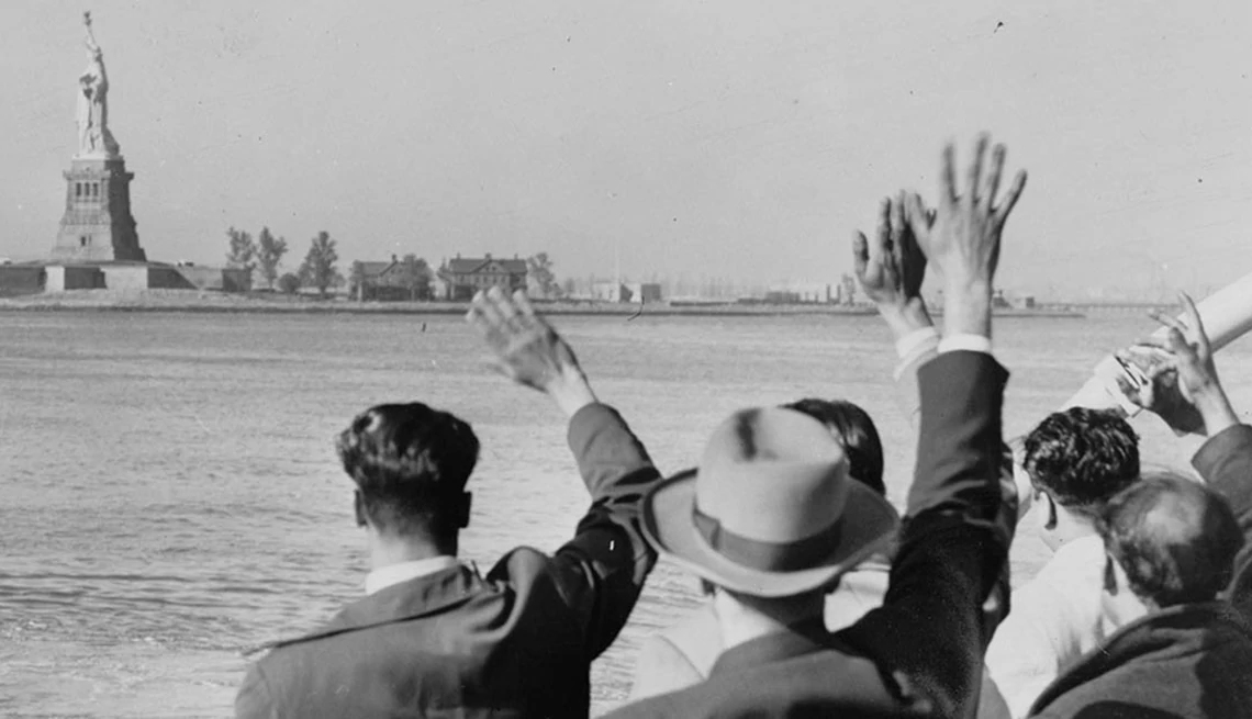 Inmigrantes saludan a la Estatua de la Libertad