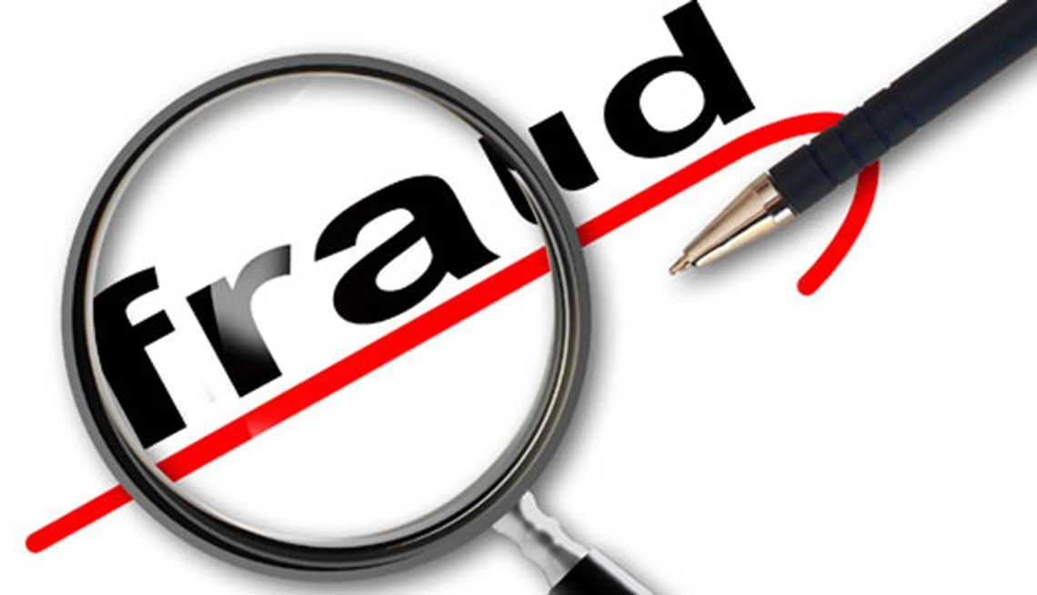 Una lupa sobre un cartel con la palabra fraude en negro subrayado en rojo sobre un papel blanco y con un bolígrafo al lado Una lupa sobre un cartel con la palabra fraude en negro subrayado en rojo sobre un papel blanco y con un bolígrafo al lado