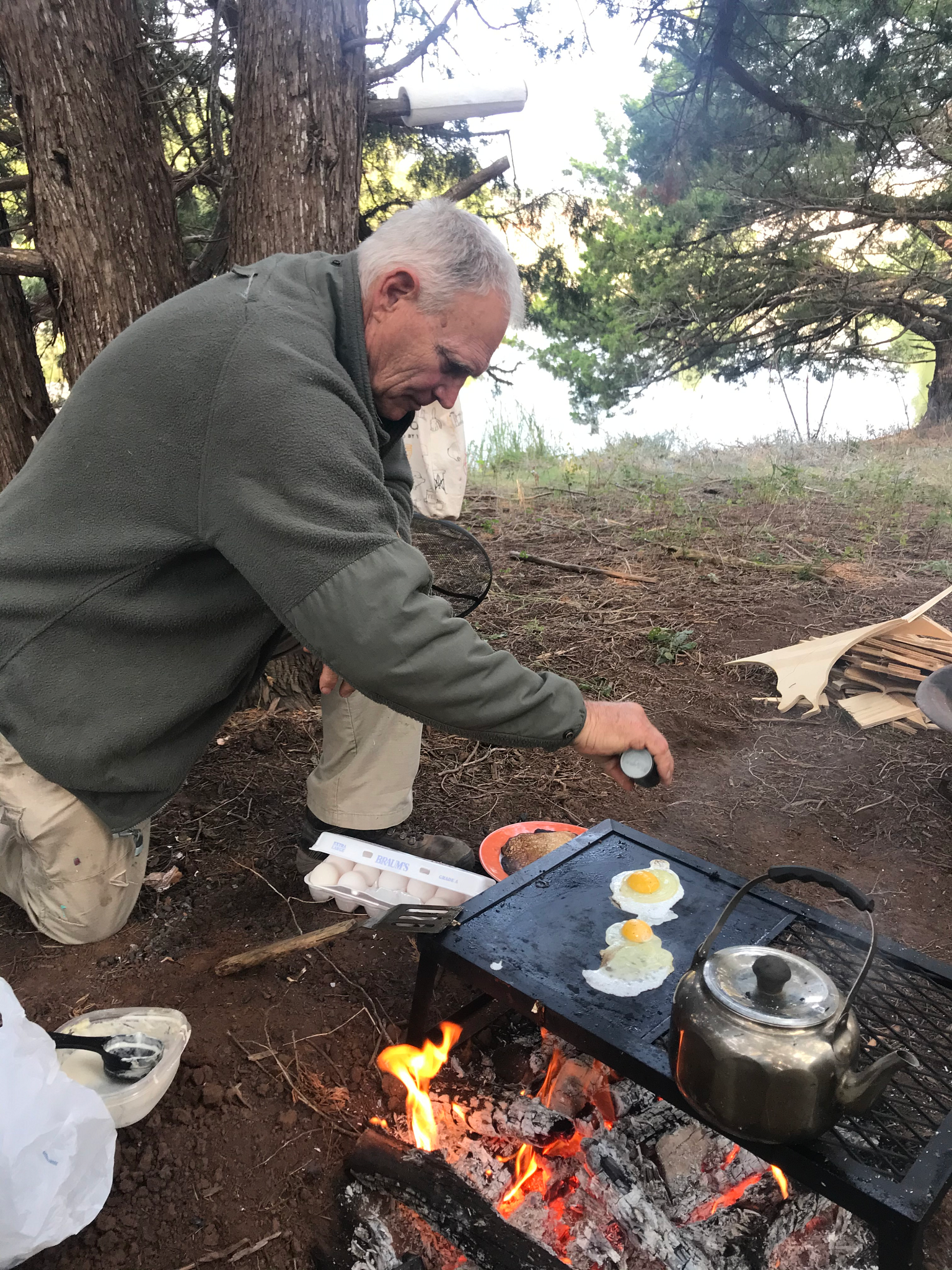 Abuelo prepara el desayuno de campamento