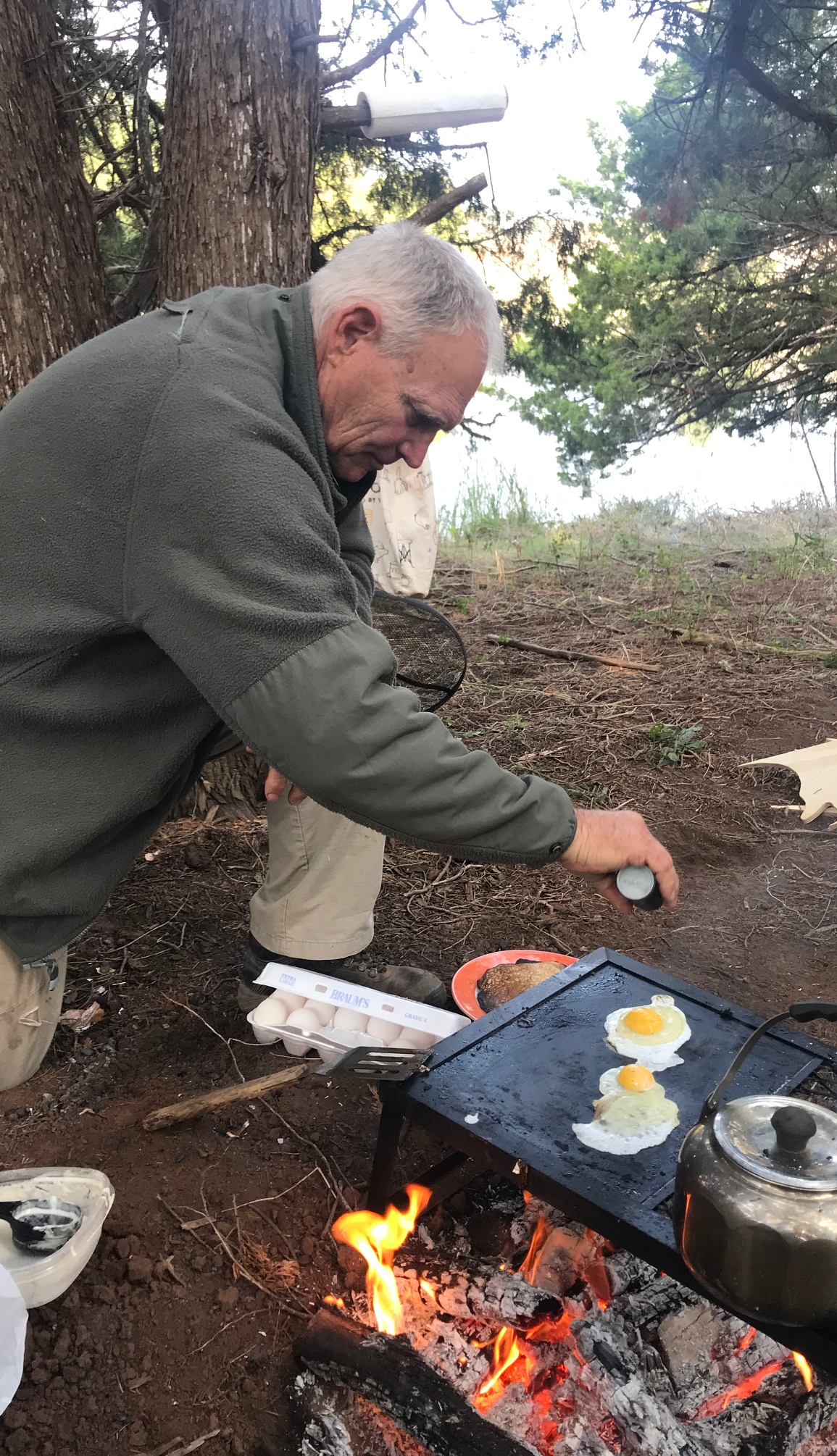 Abuelo prepara el desayuno de campamento