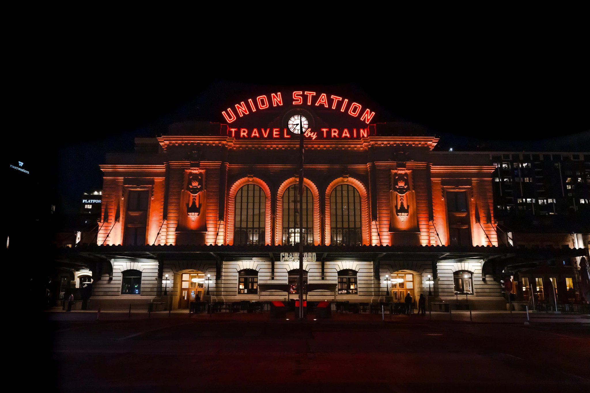 La estación Union de Denver en la noche