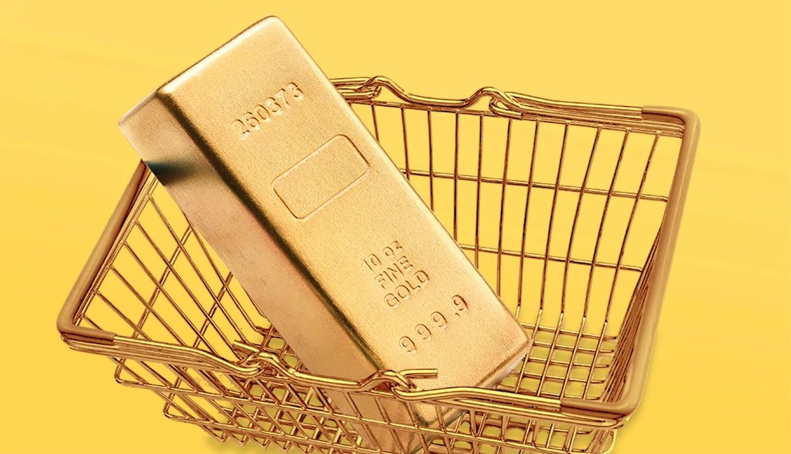 un lingote de oro en una canasta de compras con fondo amarillo