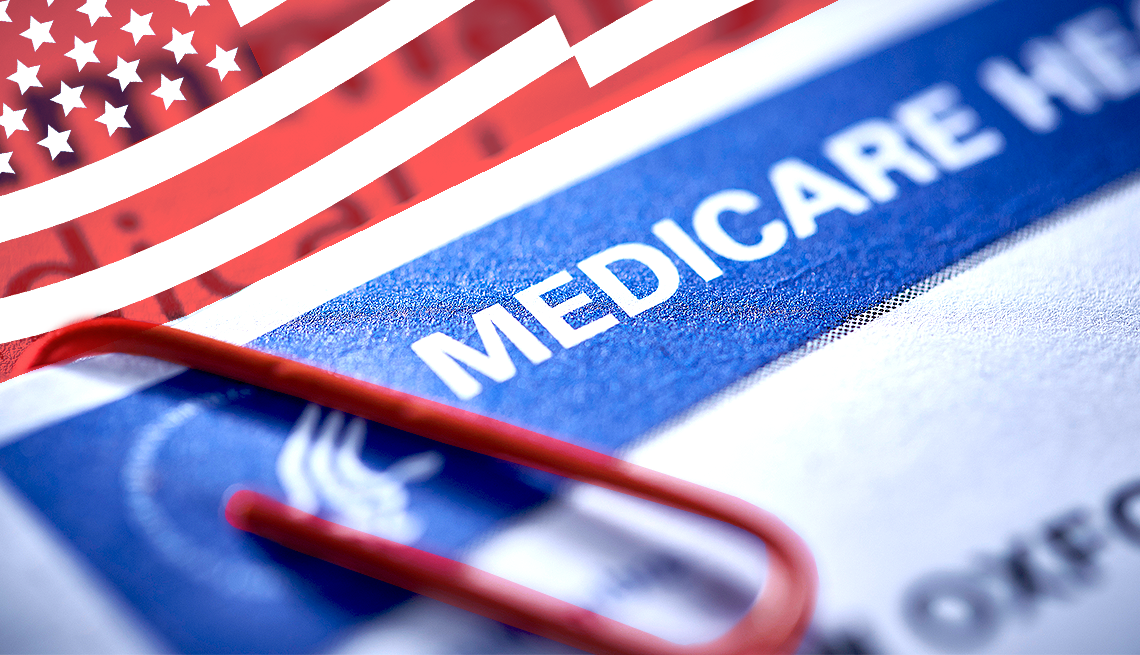 Una bandera de Estados Unidos y una tarjeta de Medicare
