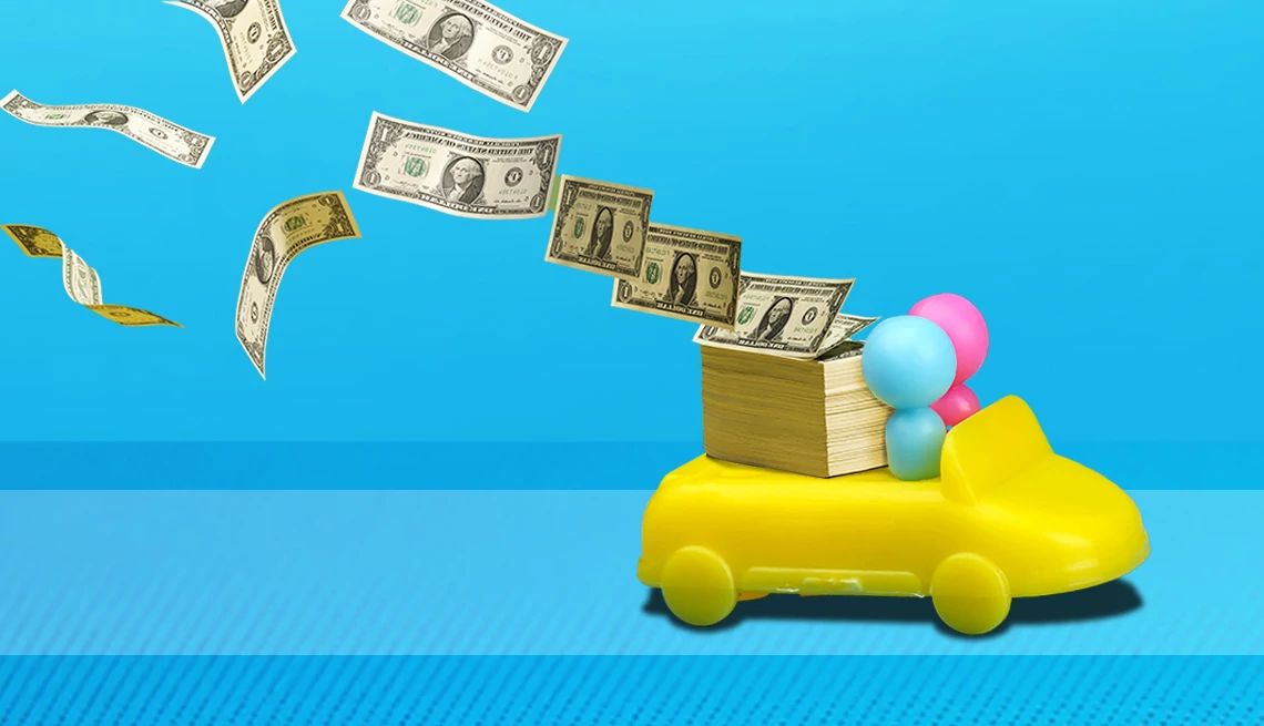 un auto de plástico con dos figuras dentro y dinero en efectivo fluyendo desde atrás