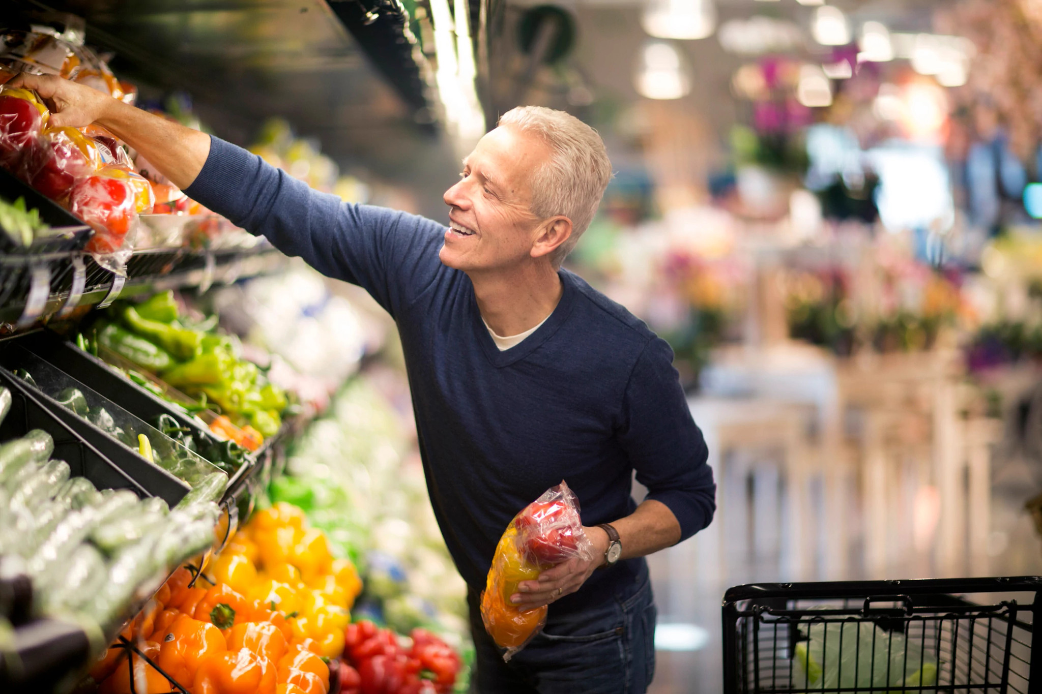 Un hombre comprando vegetales