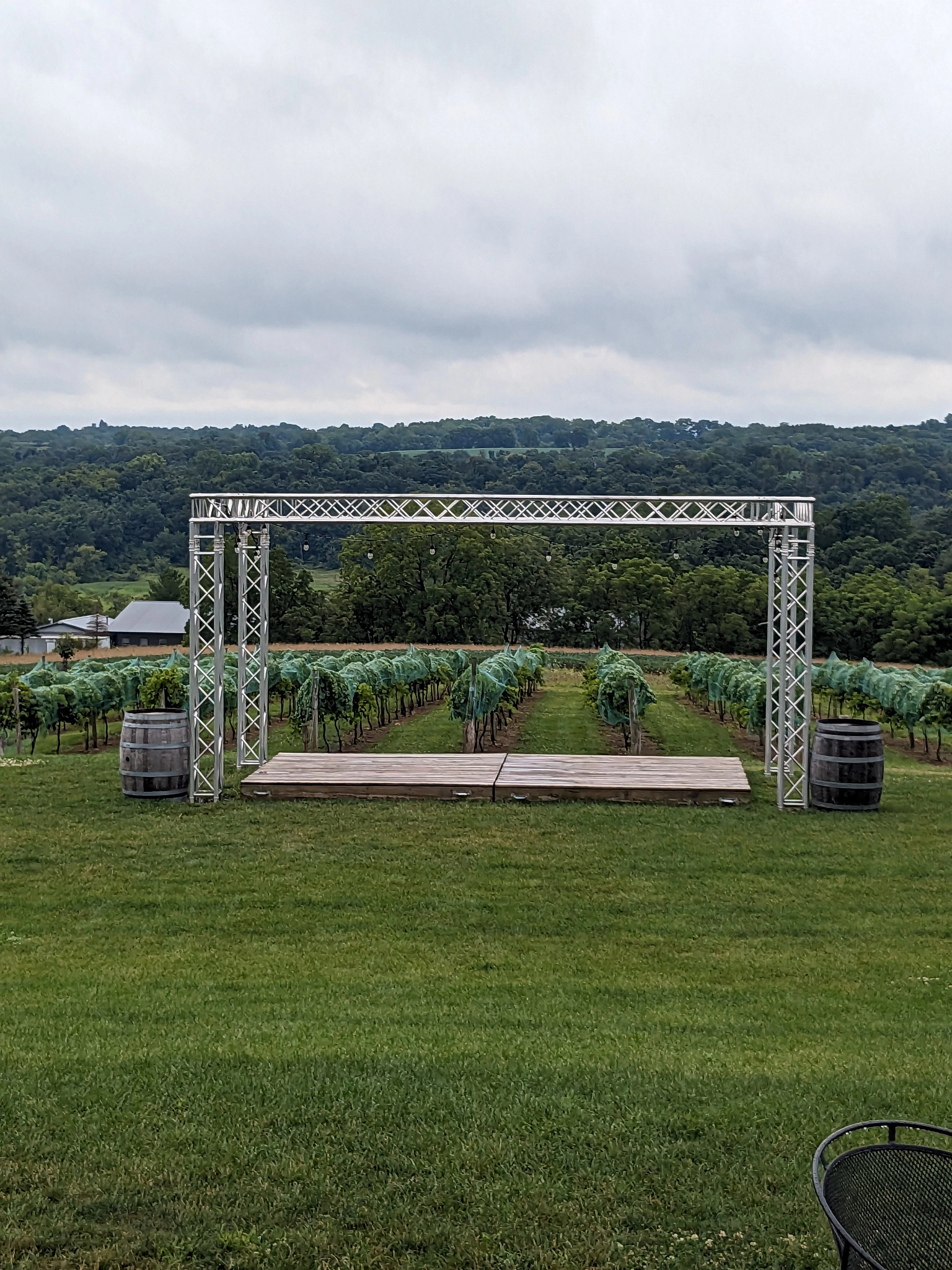 un escenario donde se toca música en vivo en un viñedo