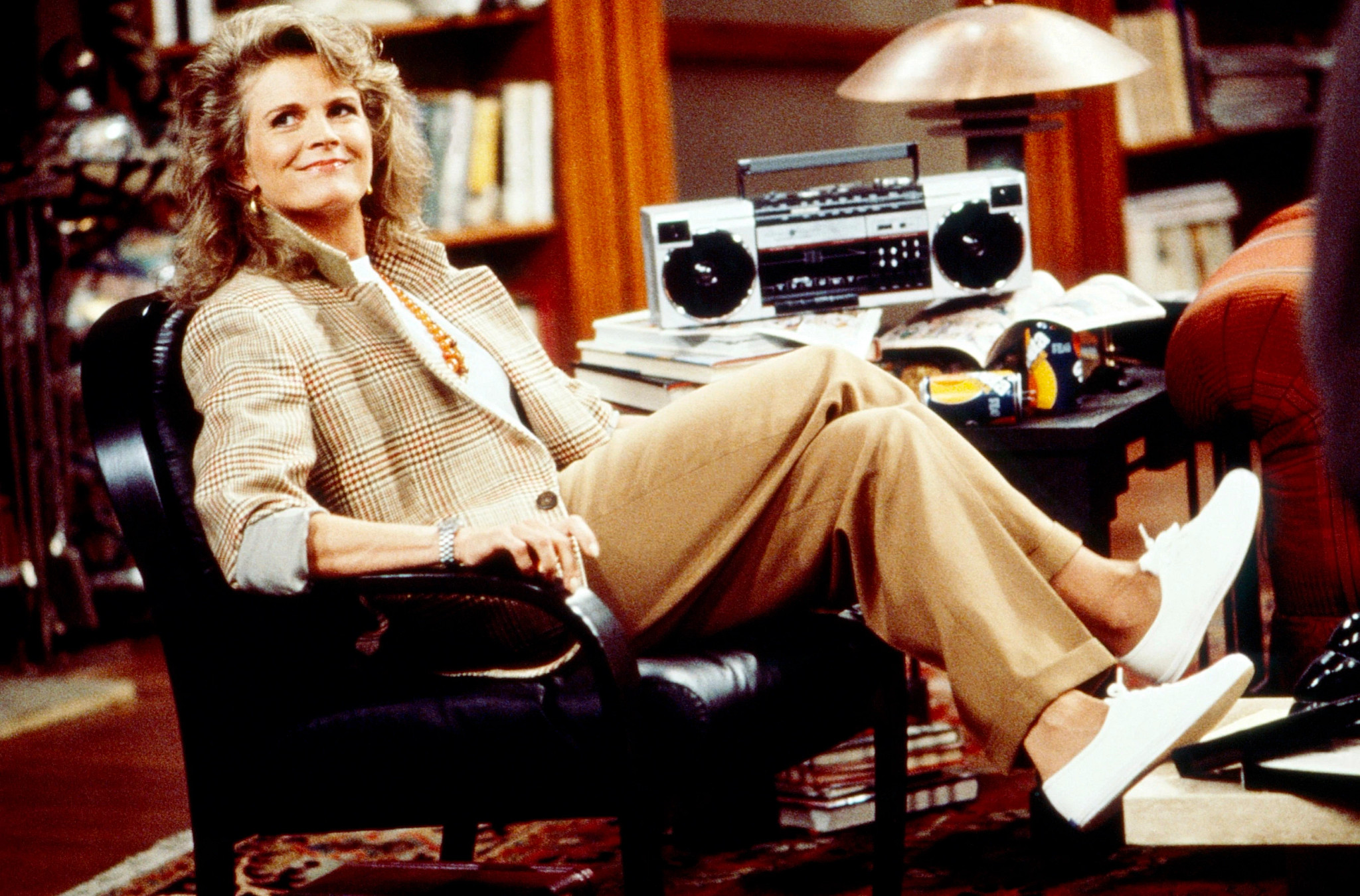 candice bergen in a scene from murphy brown