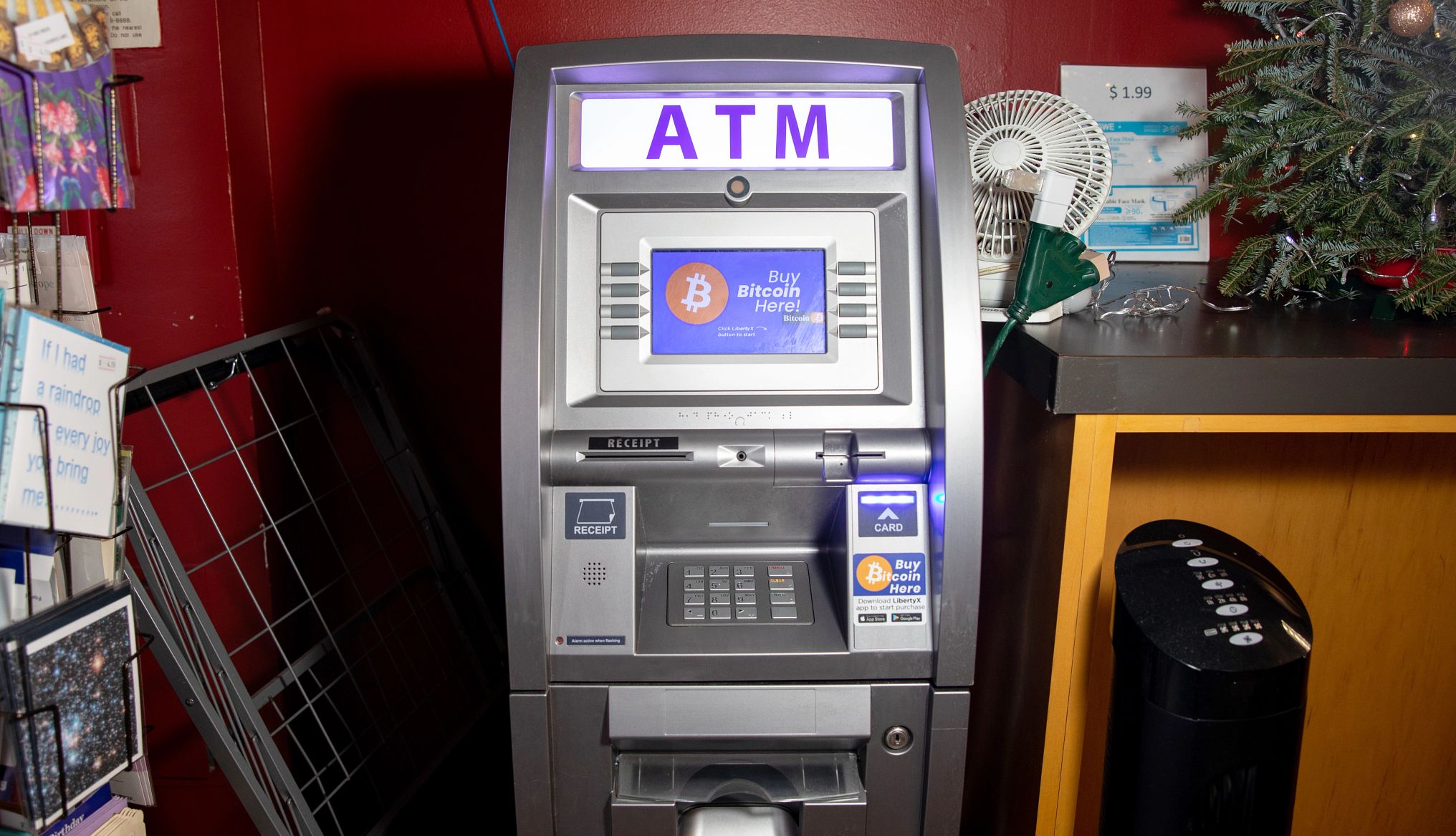 Lo que debes saber sobre los cajeros automáticos de criptomonedas y por qué los delincuentes los prefieren un cajero automático de criptomonedas en una tienda