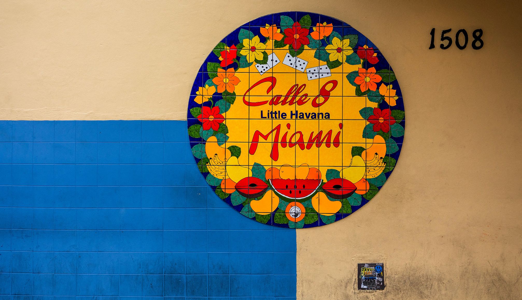 Viernes Culturales en la Calle Ocho Fotografía del letrero en el centro histórico de la Calle 8 en Miami.