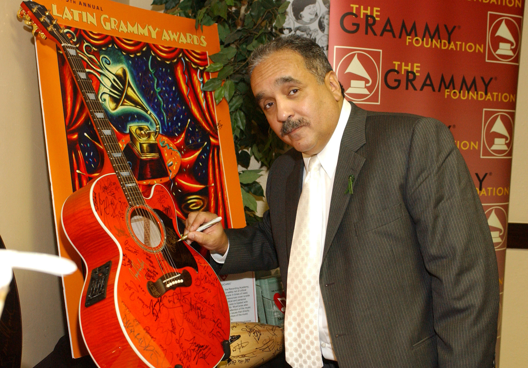willie colon signs a guitar