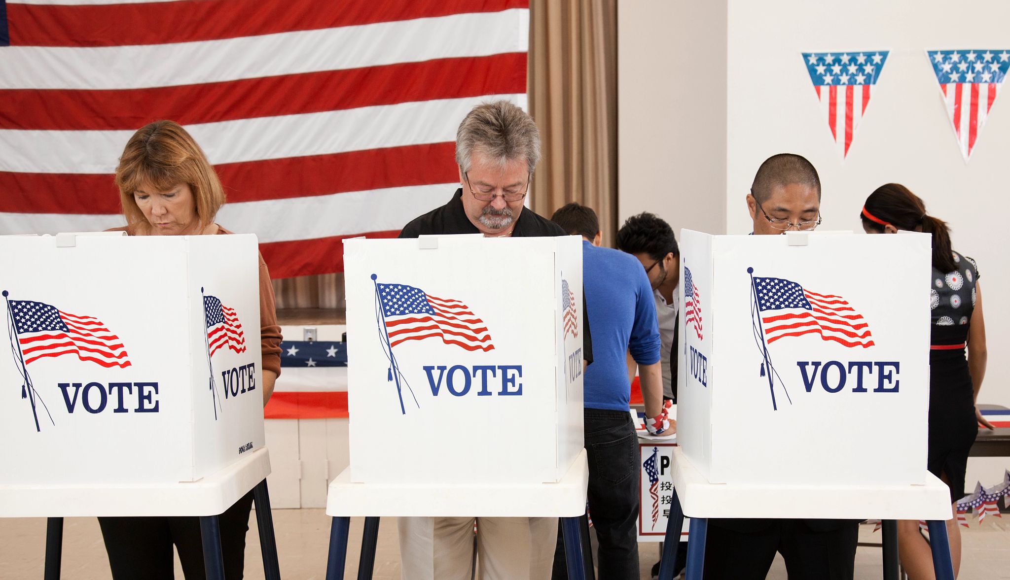 Personas votando en las elecciones