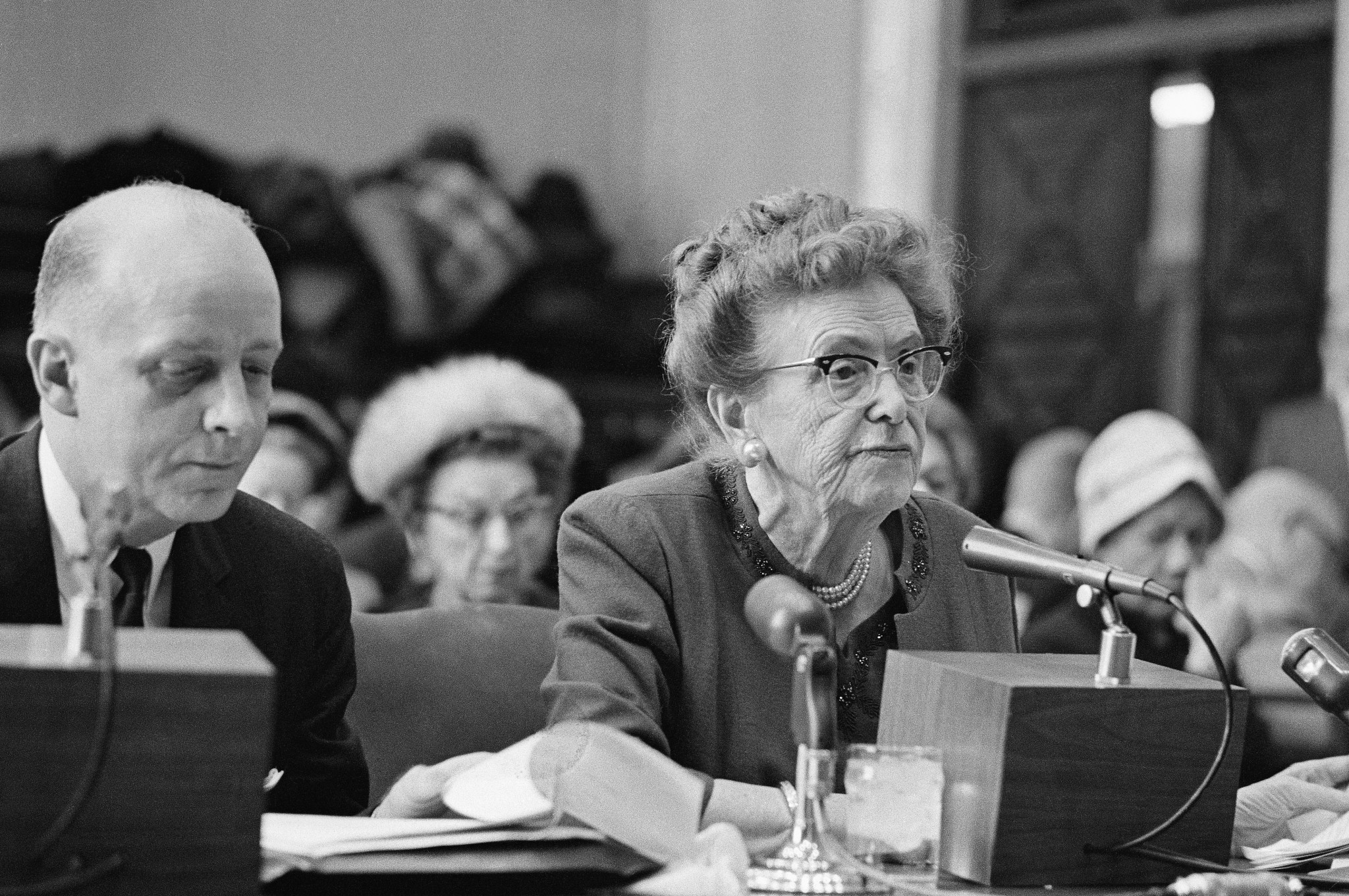 Ethel Percy Andrus sentada frente a un micrófono en el tribunal