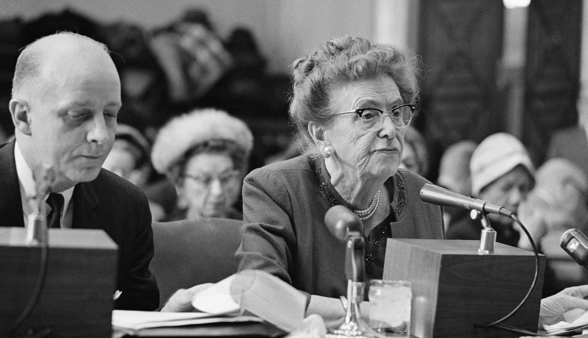 Ethel Percy Andrus sentada frente a un micrófono en el tribunal